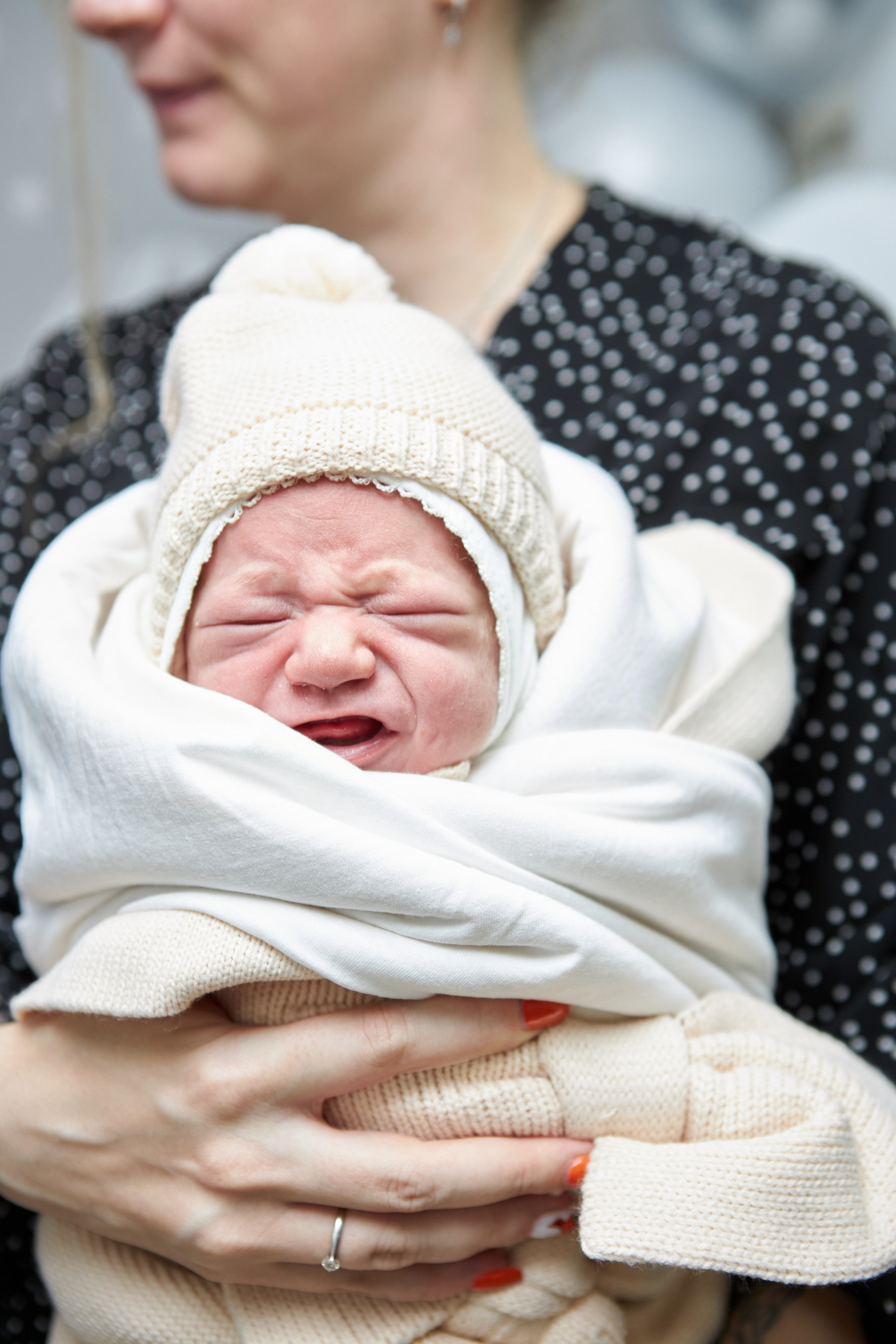 Фотосъемка выписки из роддома по мотивам Алисы в стране чудес