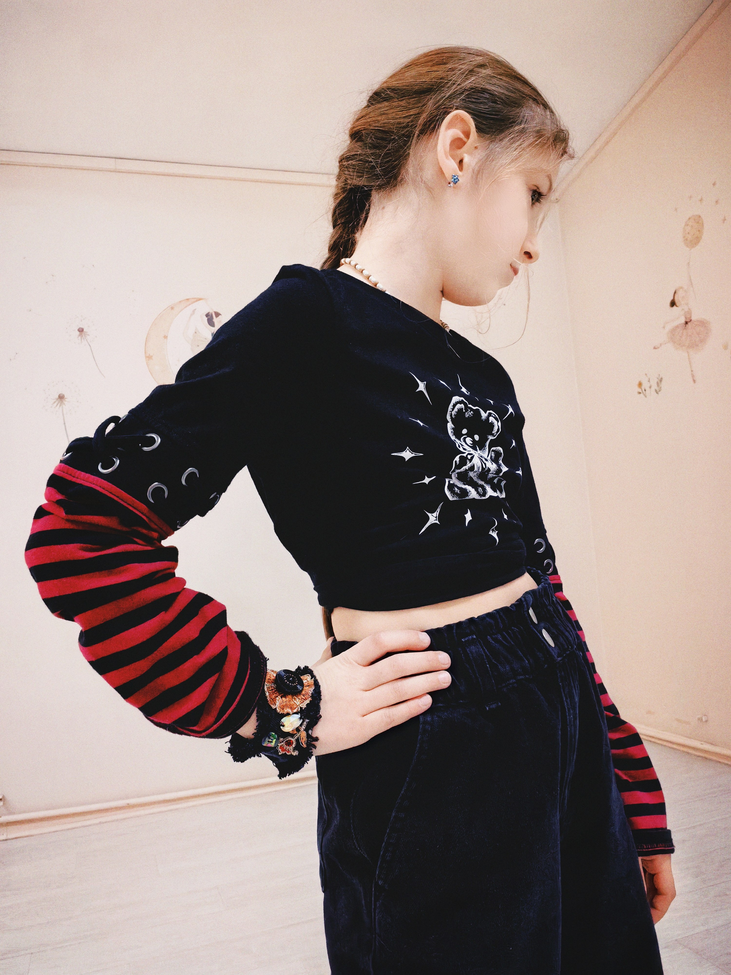 Джинса и элементы цветочного кружева в терракотовых оттенках - основа браслета, который на руке девочки 7 лет. Браслет девочка собрала и сшила самостоятельно