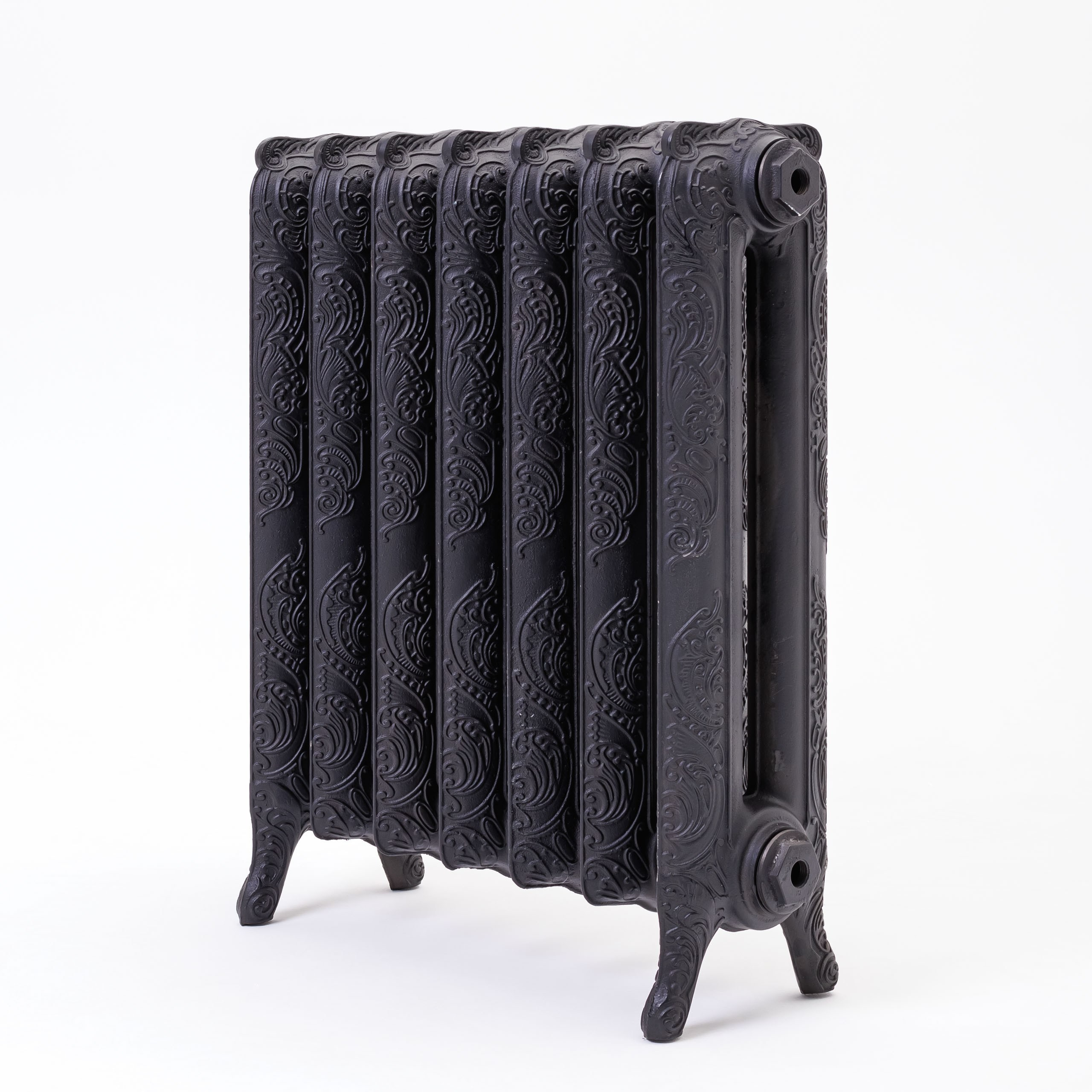 Предметные фотографии дизайнерских радиаторов отопления в стиле ретро