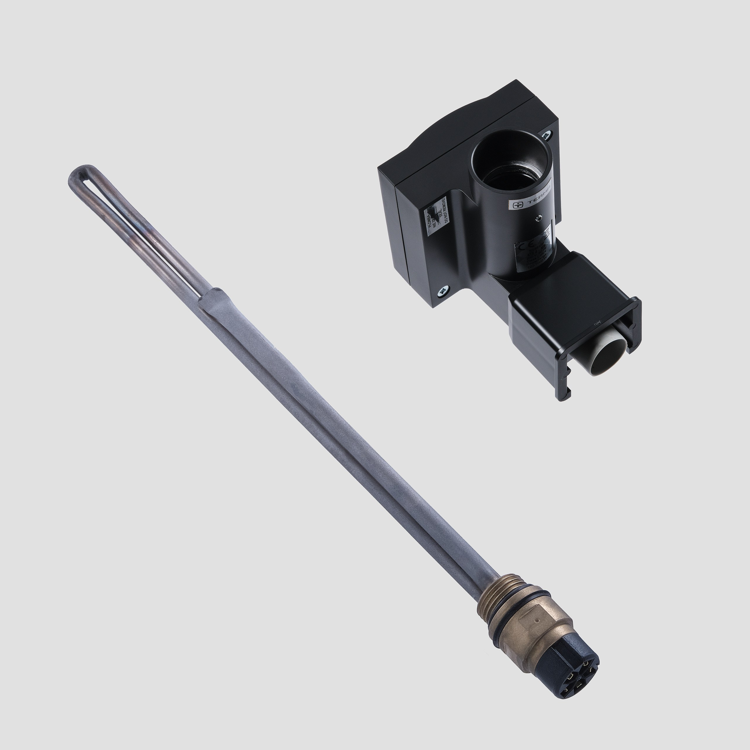 Предметные фотографии регуляторов и нагревателей для отопительных приборов