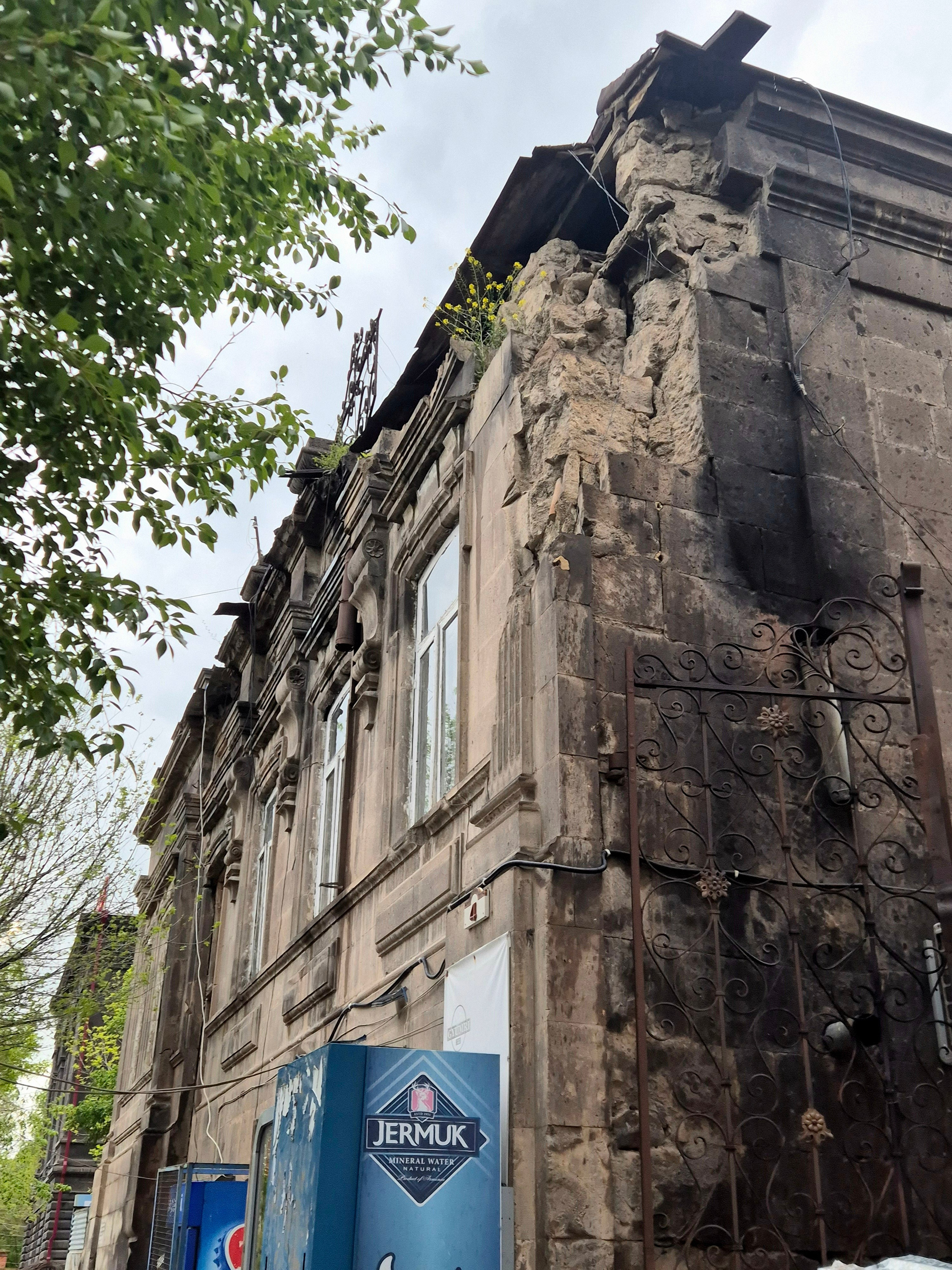 Город так и не оправился после землетрясений, часть жителей до сих пор живут в вагончиках