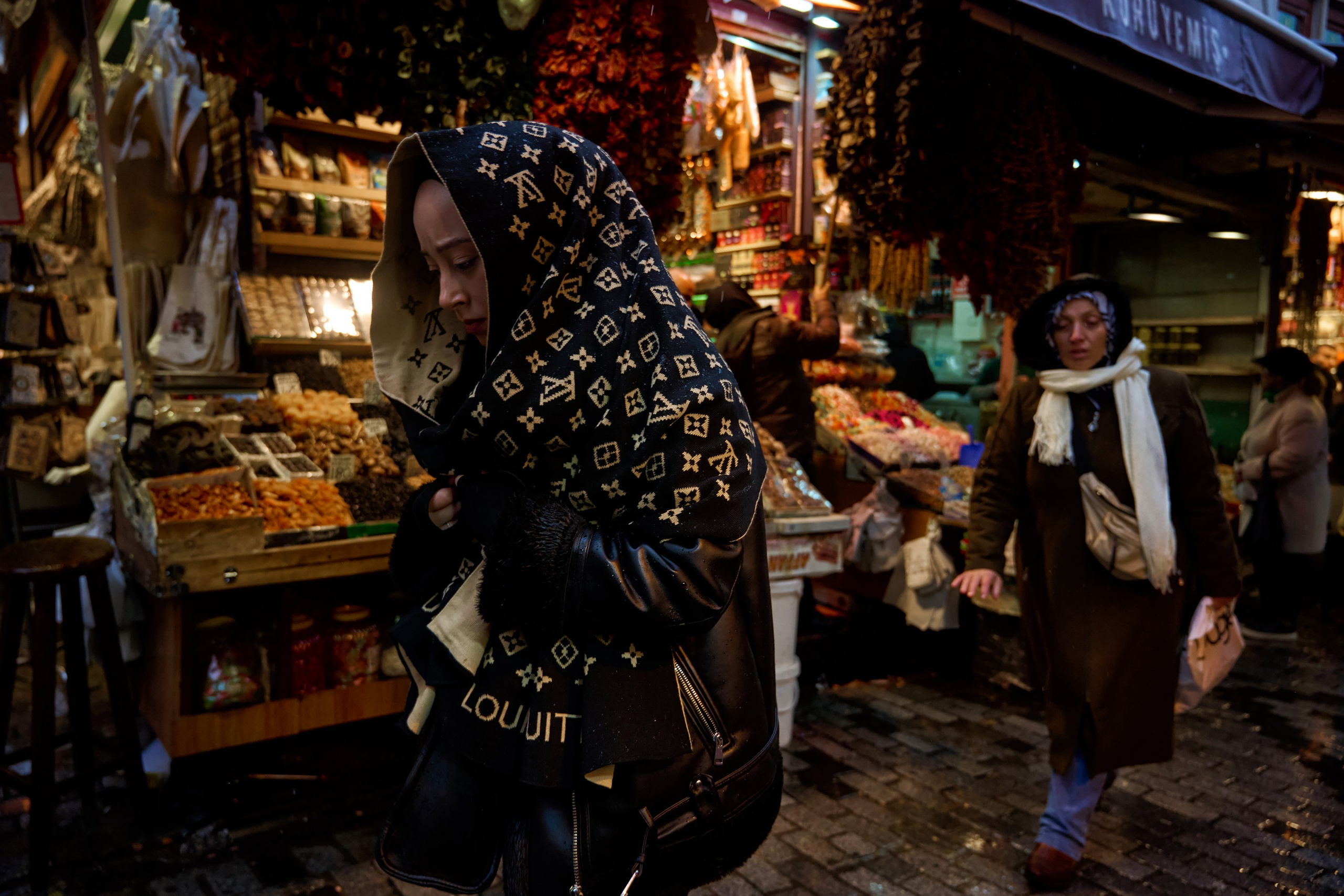Грустная девушка с телефоном, Большой Базар, Гранд Базар, Стамбул, Турция, Istanbul, Turkey