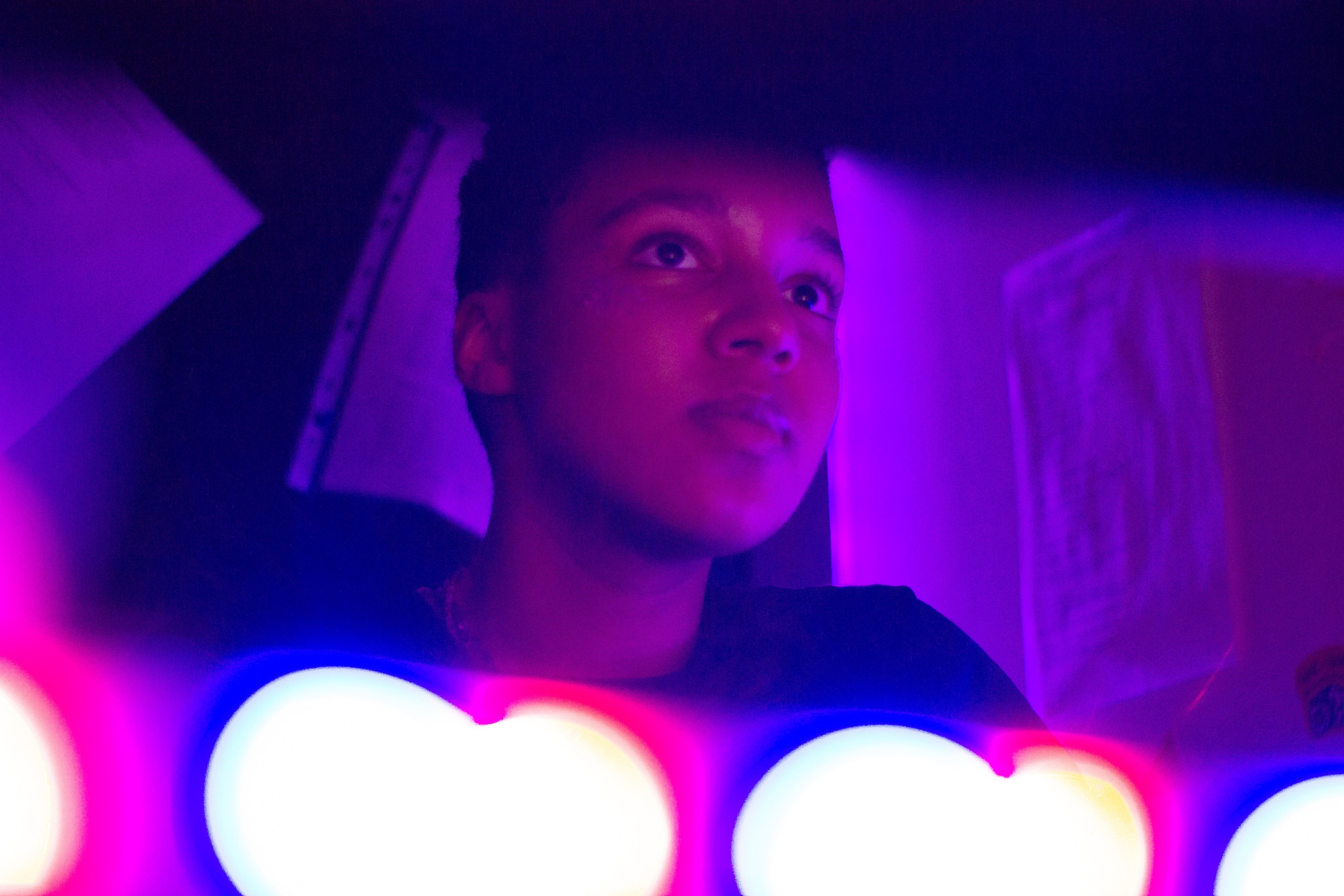 Эстер в неоне. Фотограф и видеограф в Москве Анна Матюхина