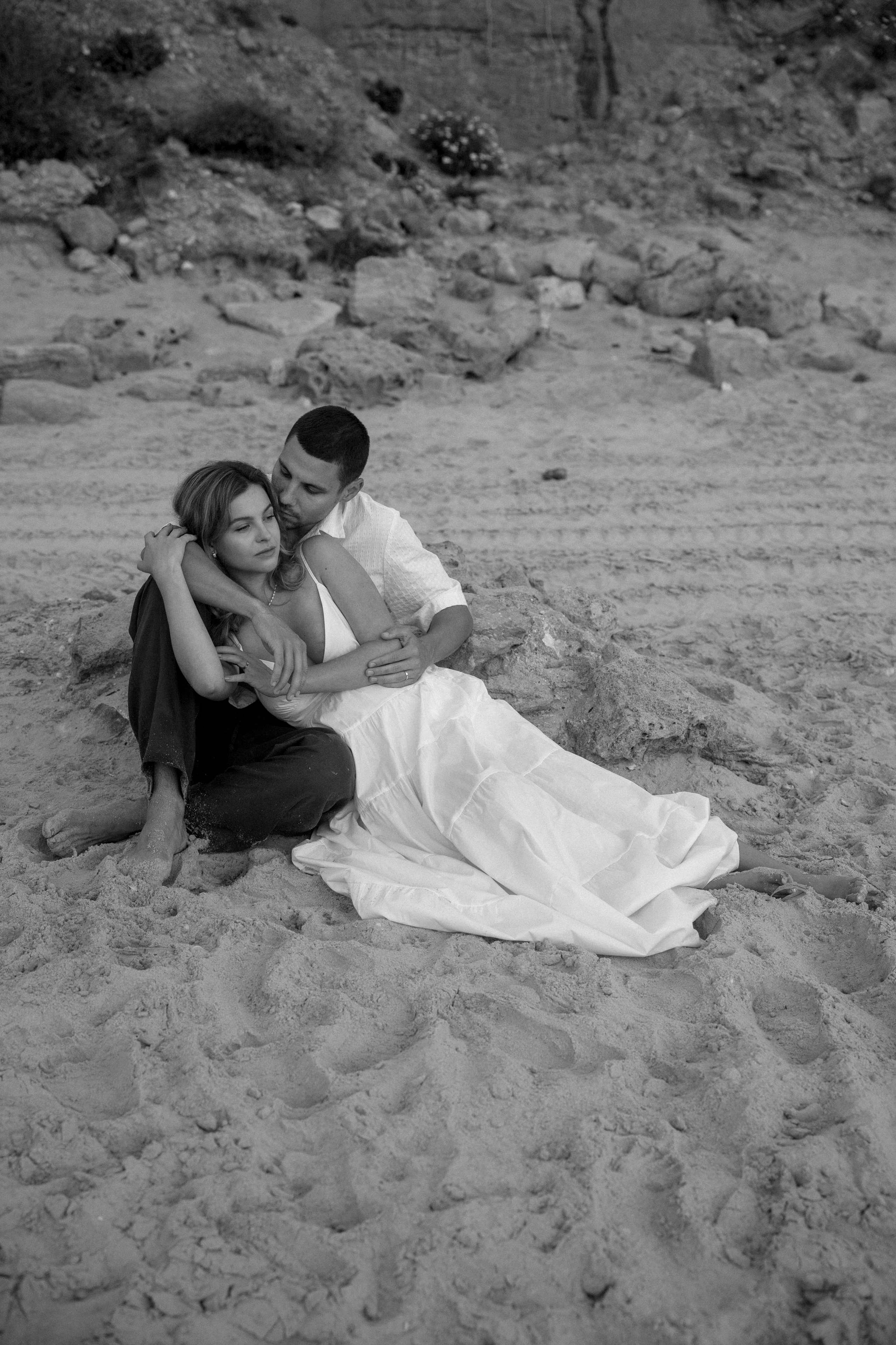 Pregnancy photoshoot near the sea (cloudy weather). Главная