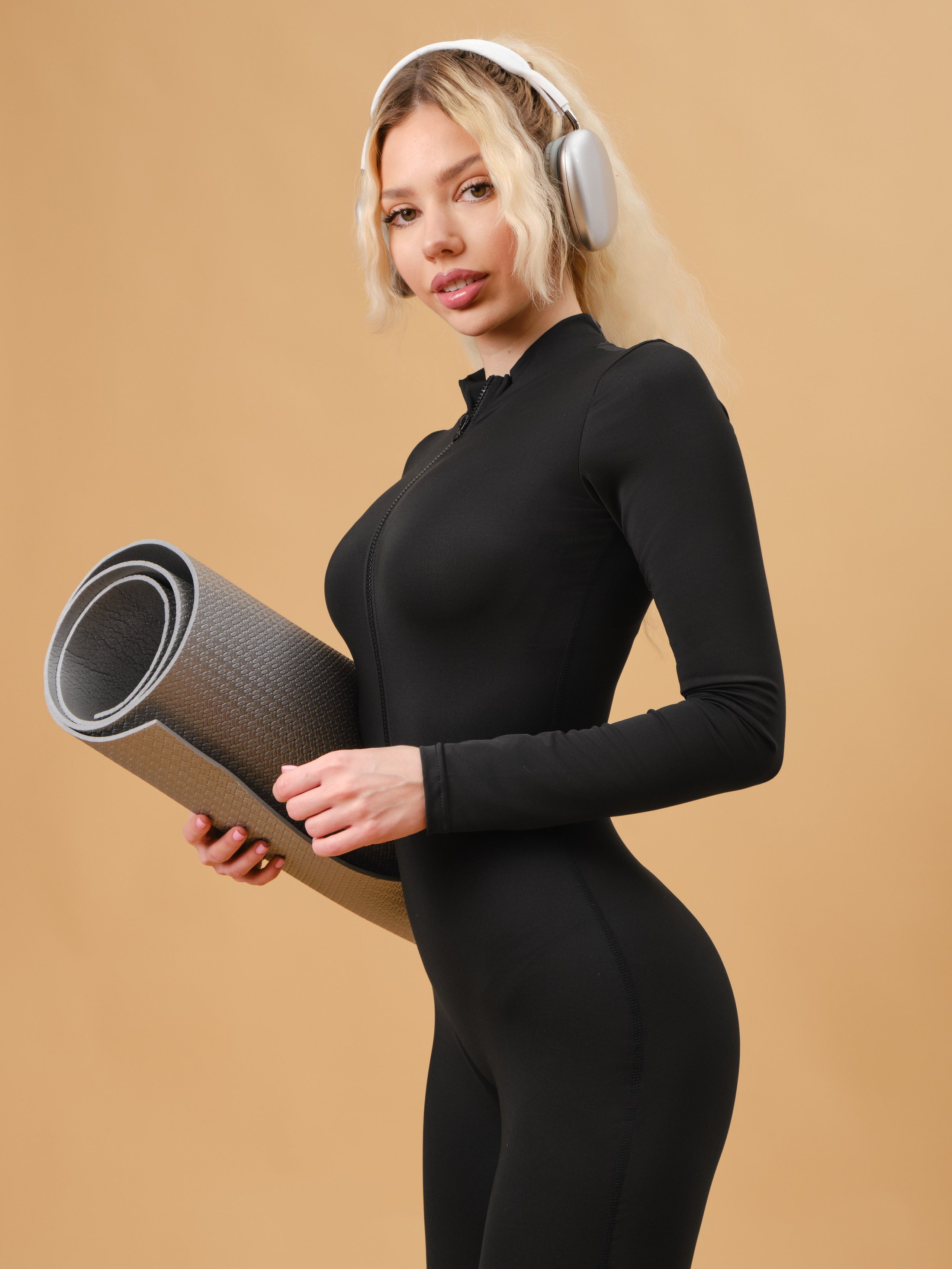 Спортивные костюмы (песочный фон). Фотостудия для Wildberries Ozon