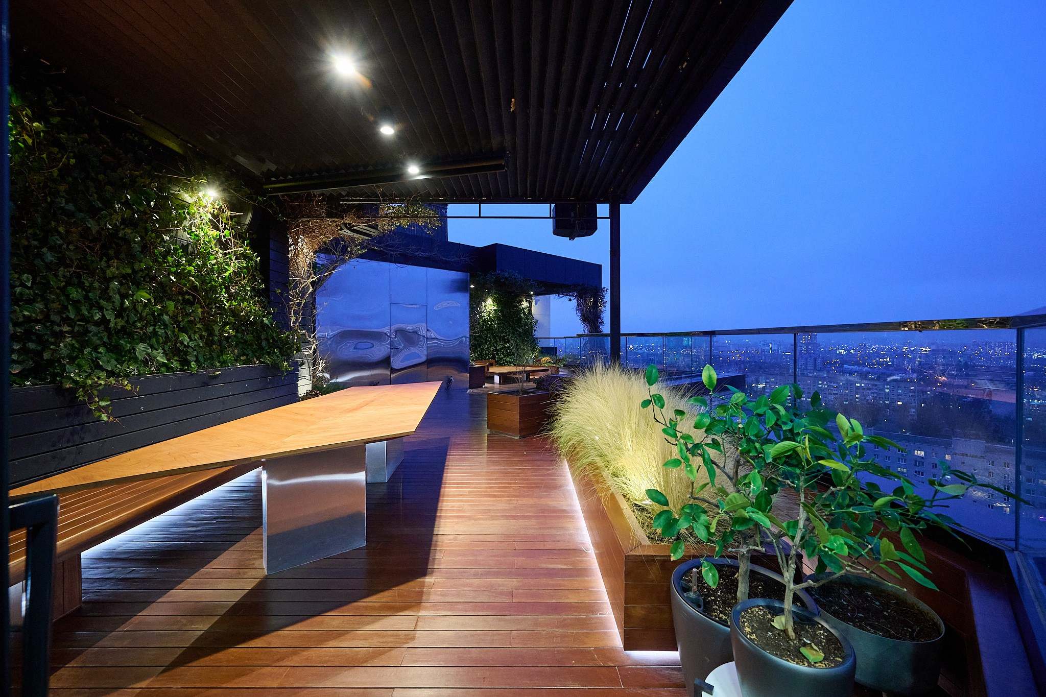 балкон с деревянным столом и светлым ламинатом 