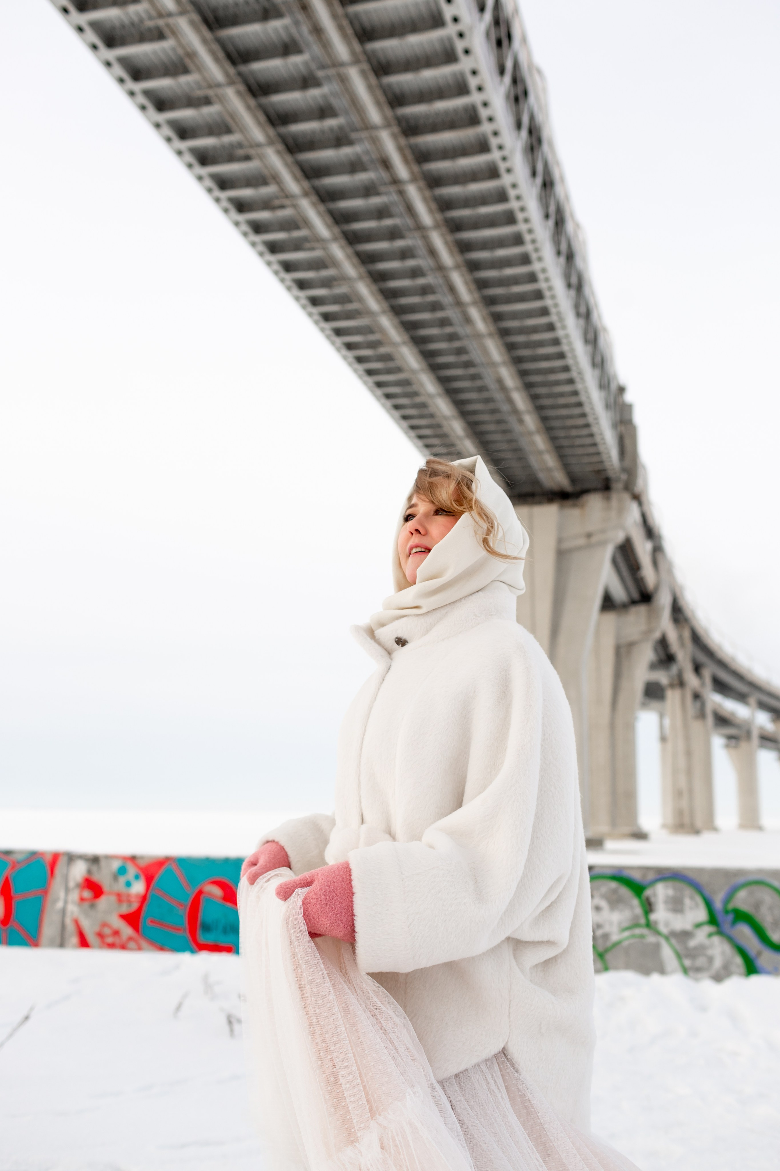 Романтическая зимняя фотосессия молодожёнов на улице