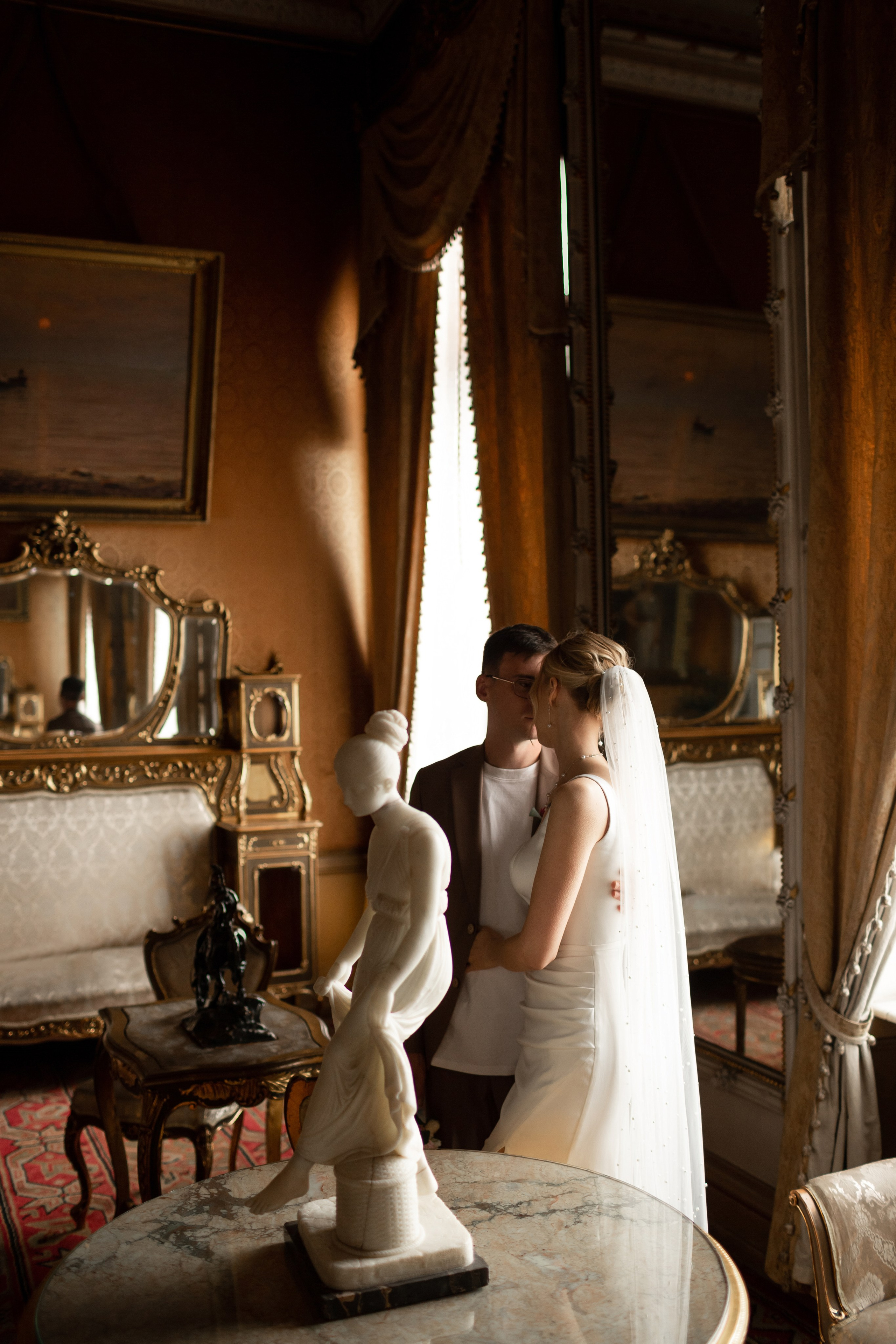 Свадебная фотосессия во дворцах Петербурга. Свадебный фотограф Кирилл Белый