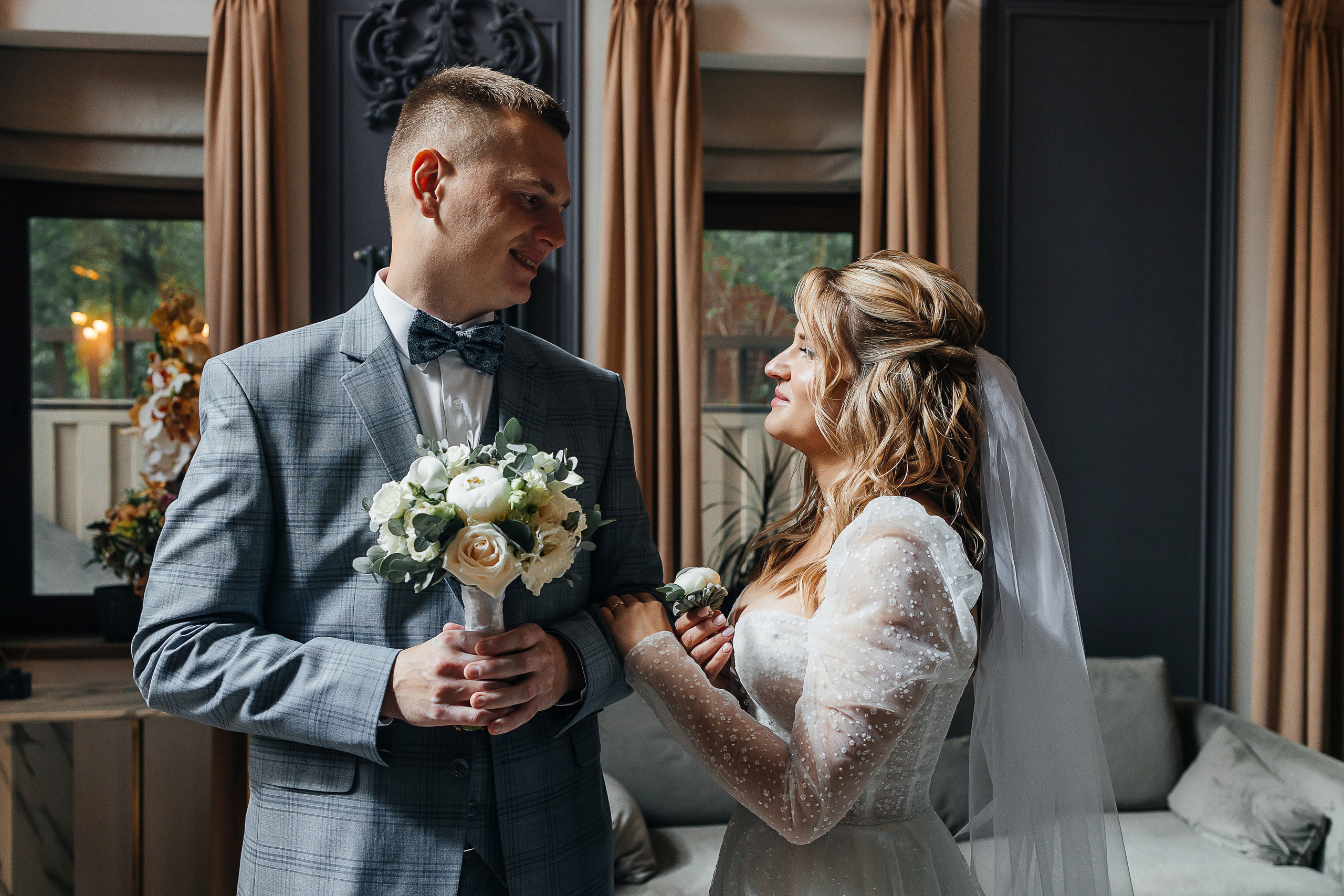 Трогательная выездная церемония в уютном дворике отеля. Олег Сверчков | Свадебный фотограф Вологда