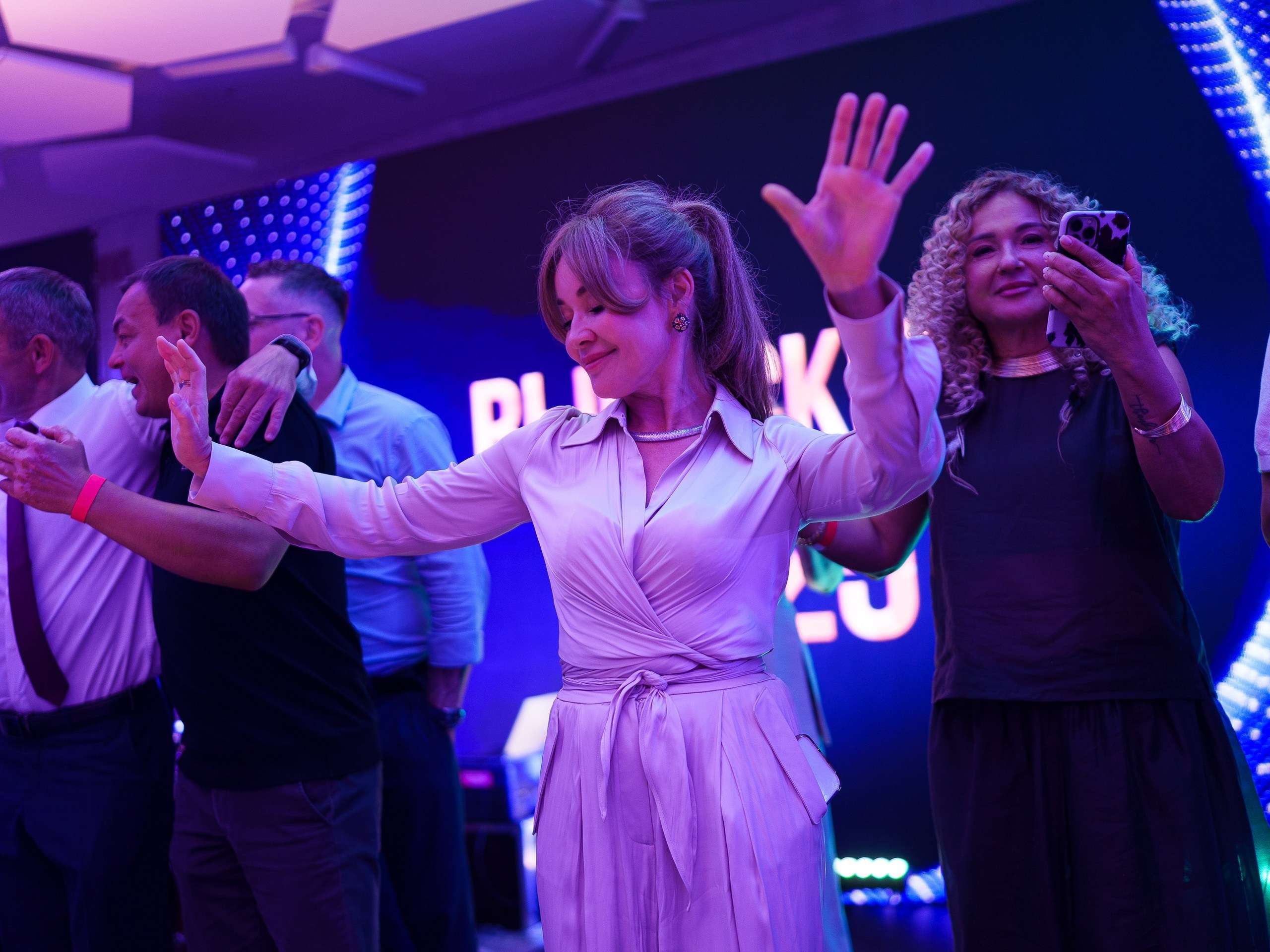 Фотограф на выпускной в Уфе — съёмка в Конгресс-холле для гимназии № 39