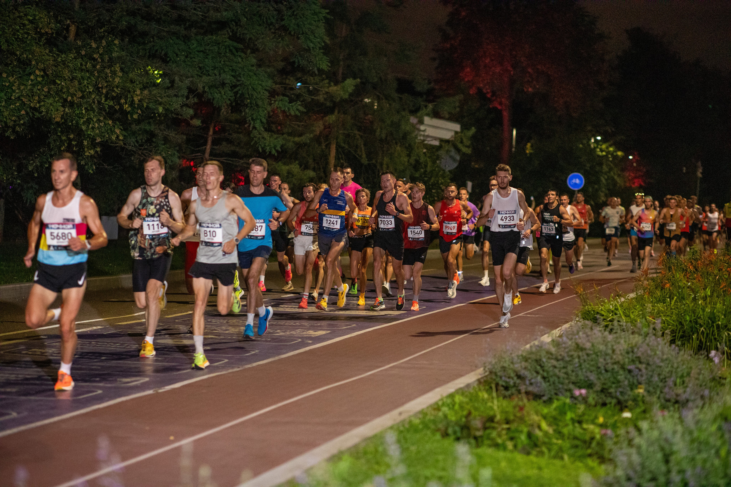 Ночной забег в ленте фотографий бегунов 03.08.24. Фотограф Сергей Ловкий