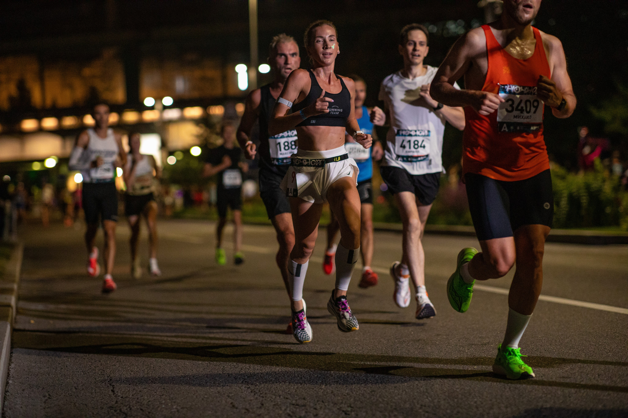 Ночной забег в ленте фотографий бегунов 03.08.24. Фотограф Сергей Ловкий