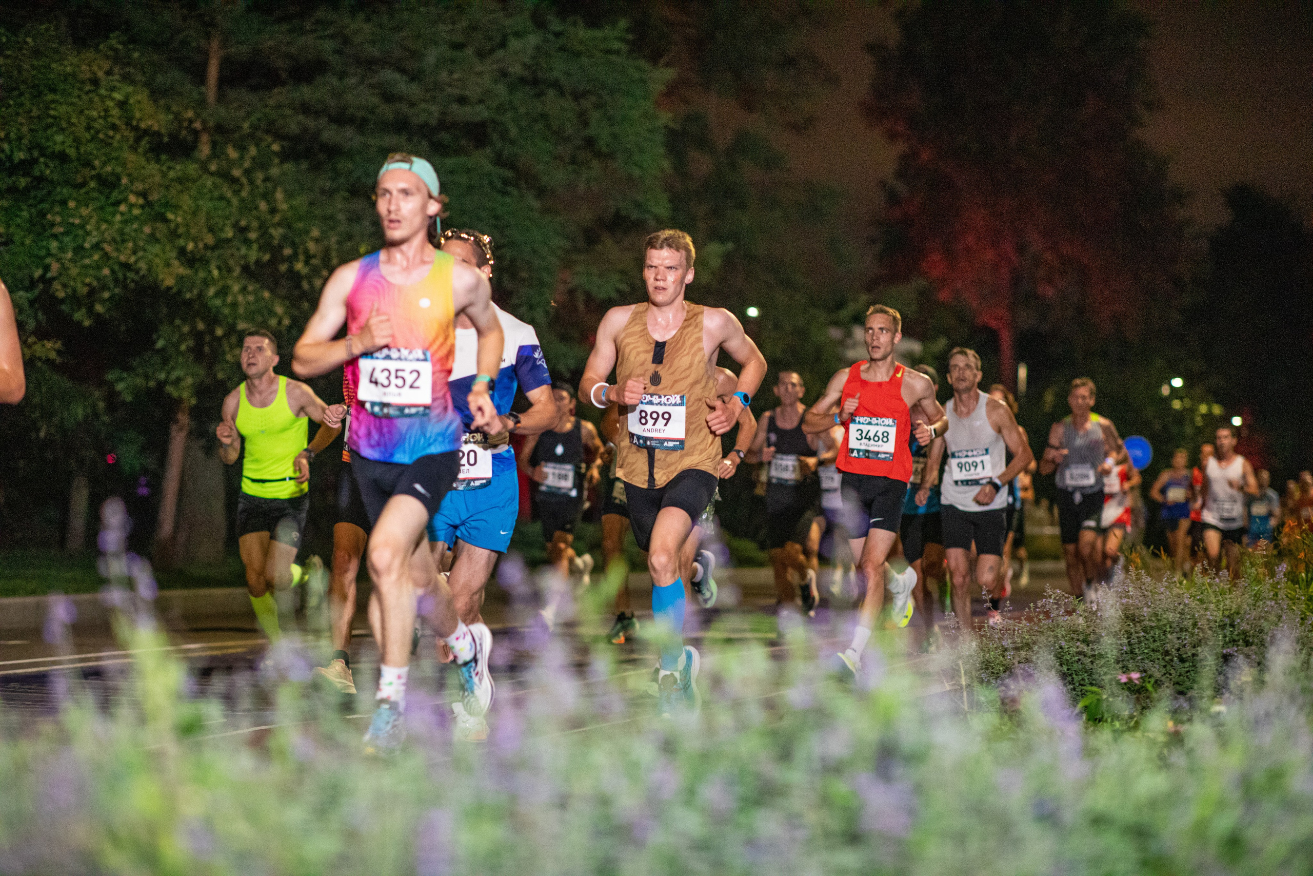 Ночной забег в ленте фотографий бегунов 03.08.24. Фотограф Сергей Ловкий
