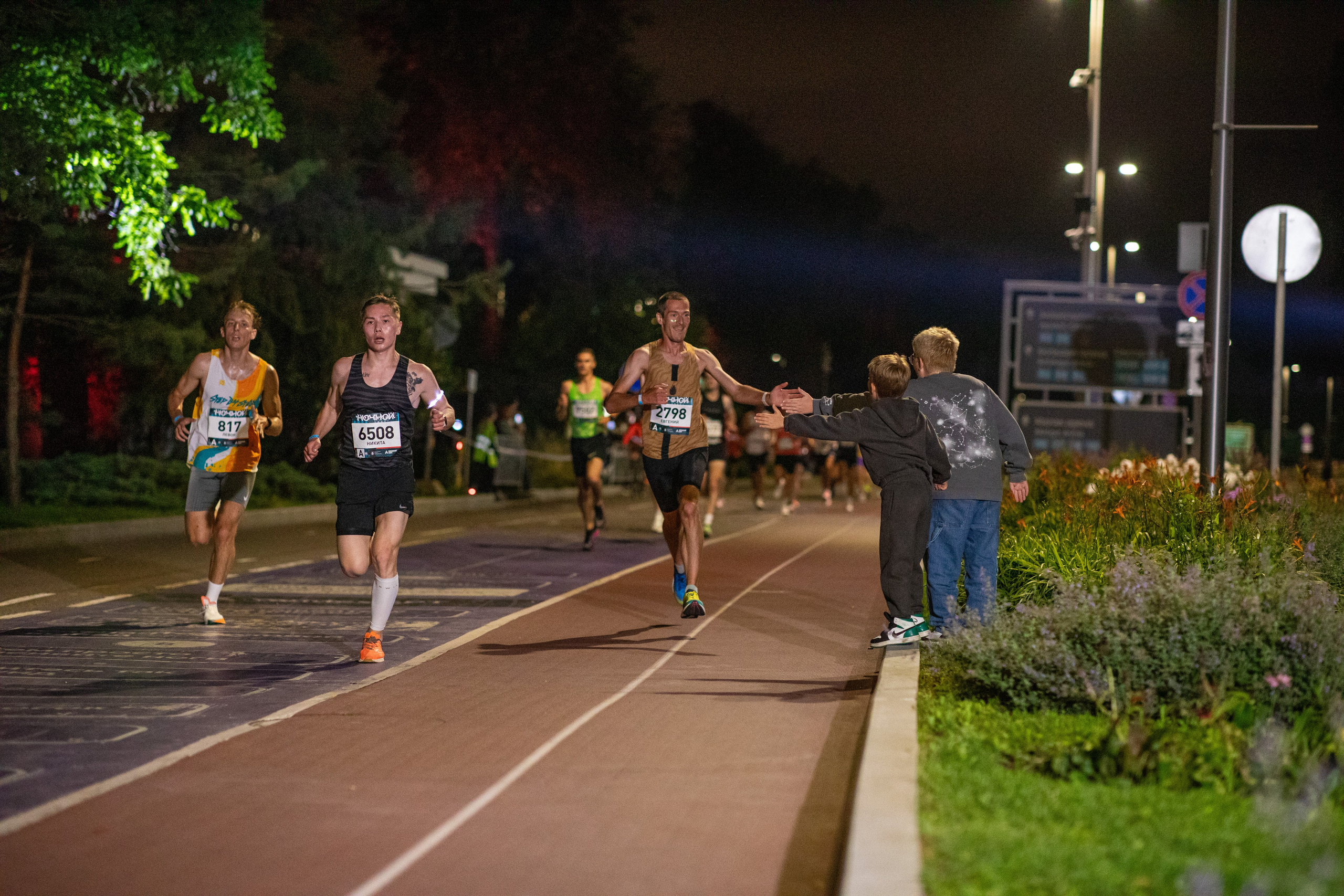 Ночной забег в ленте фотографий бегунов 03.08.24. Фотограф Сергей Ловкий
