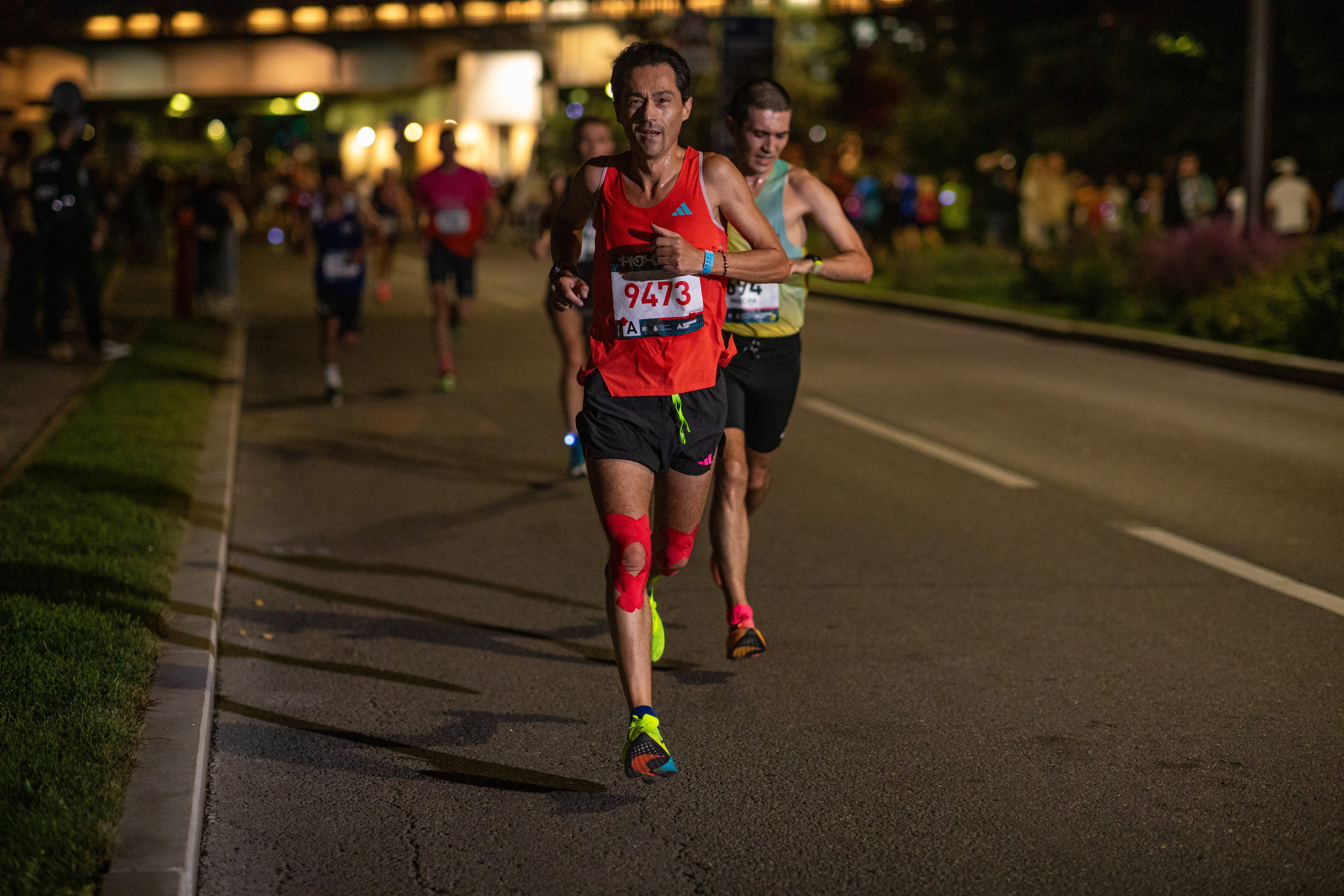Ночной забег в ленте фотографий бегунов 03.08.24. Фотограф Сергей Ловкий