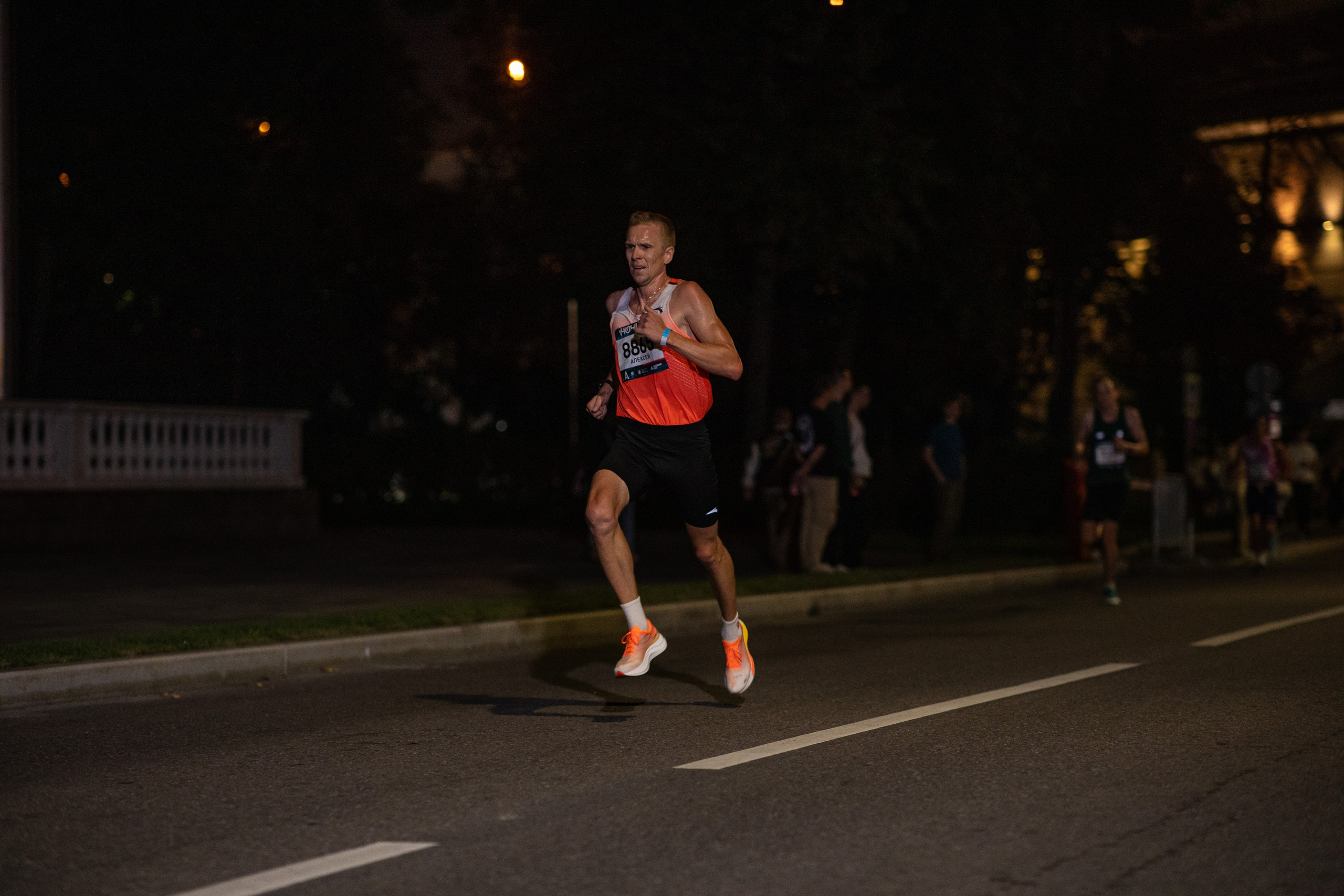 Ночной забег в ленте фотографий бегунов 03.08.24. Фотограф Сергей Ловкий