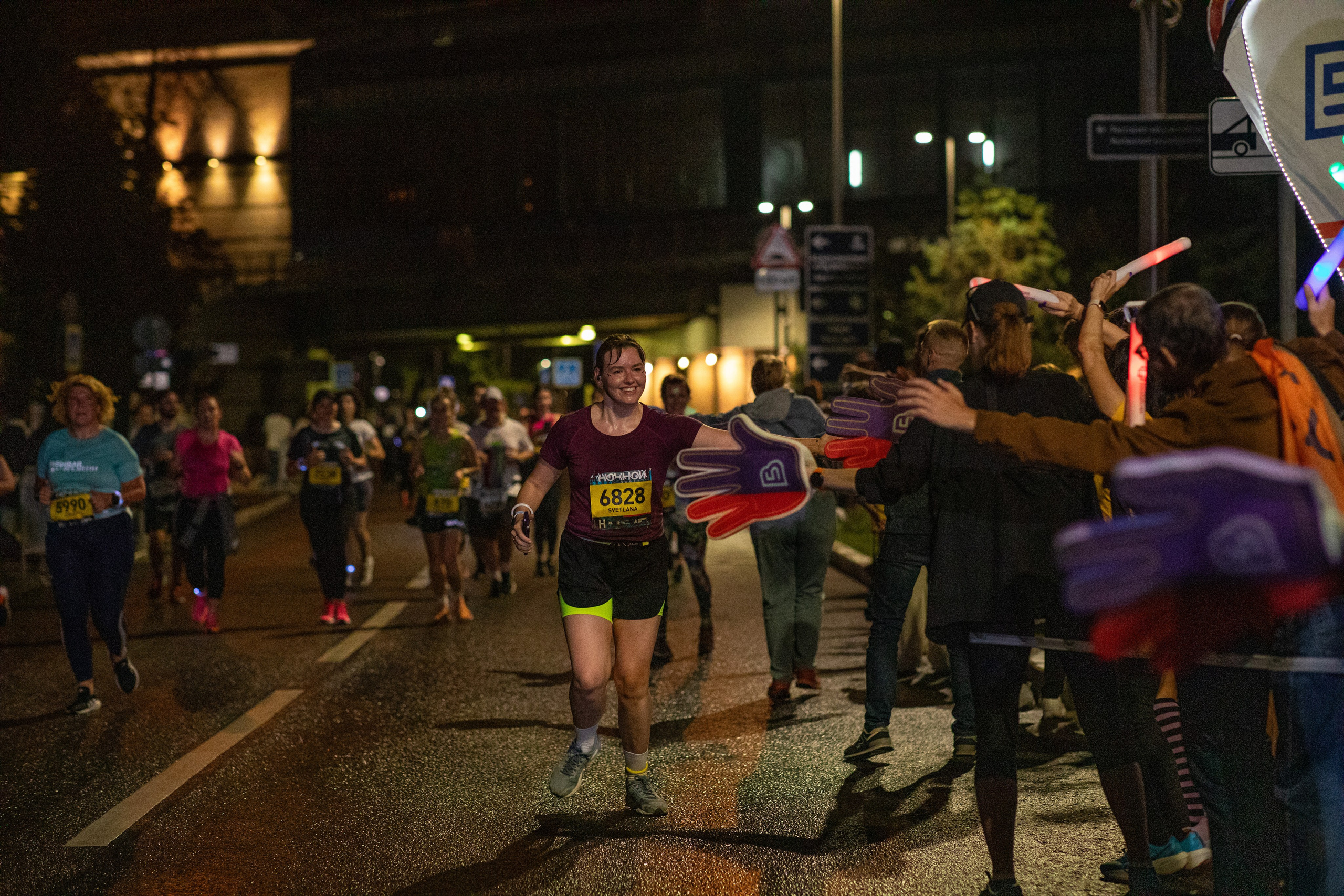 Ночной забег в ленте фотографий бегунов 03.08.24. Фотограф Сергей Ловкий