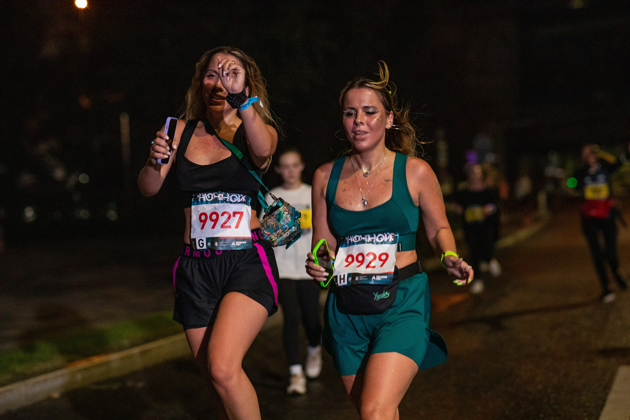 Ночной забег в ленте фотографий бегунов 03.08.24. Фотограф Сергей Ловкий