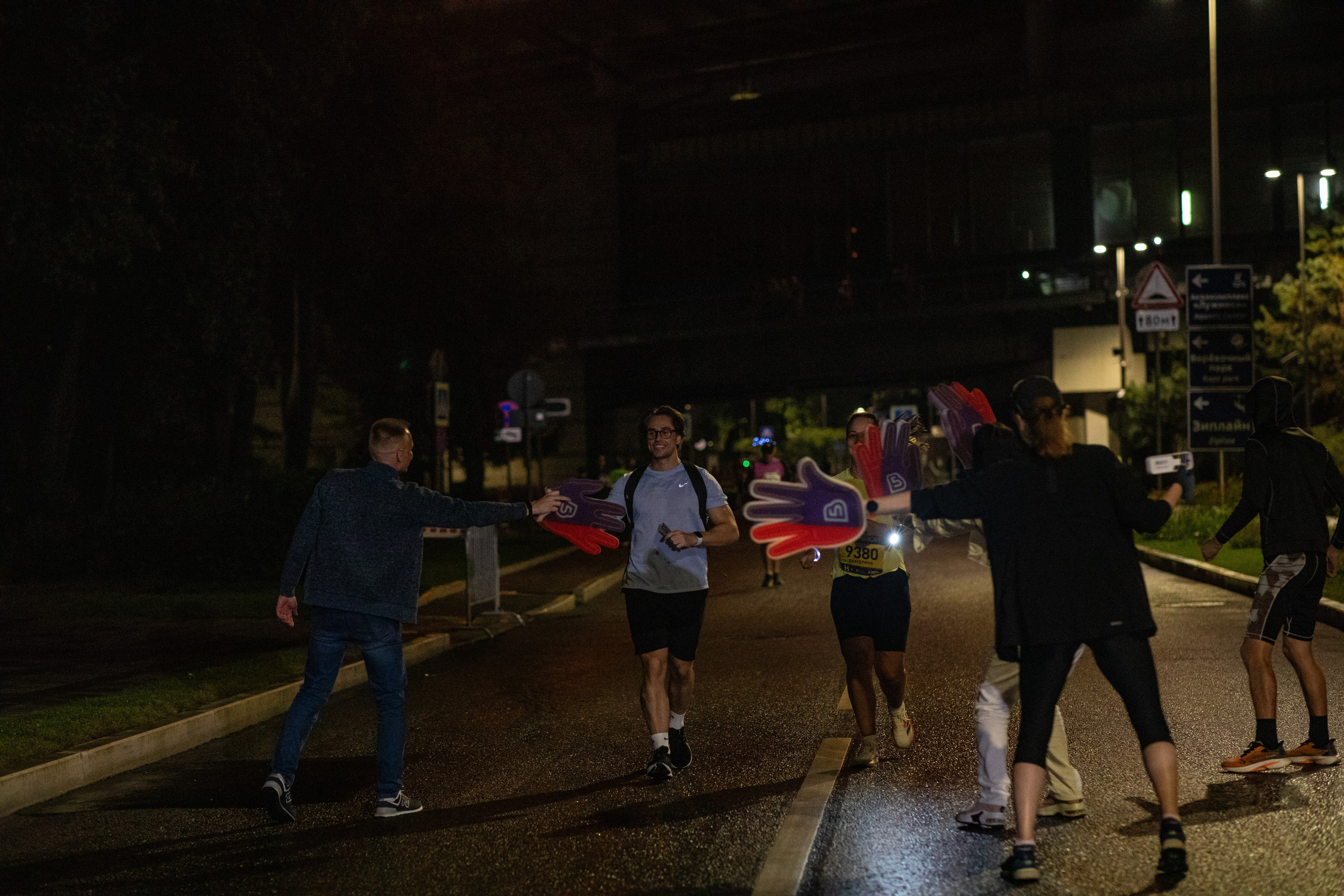 Ночной забег в ленте фотографий бегунов 03.08.24. Фотограф Сергей Ловкий