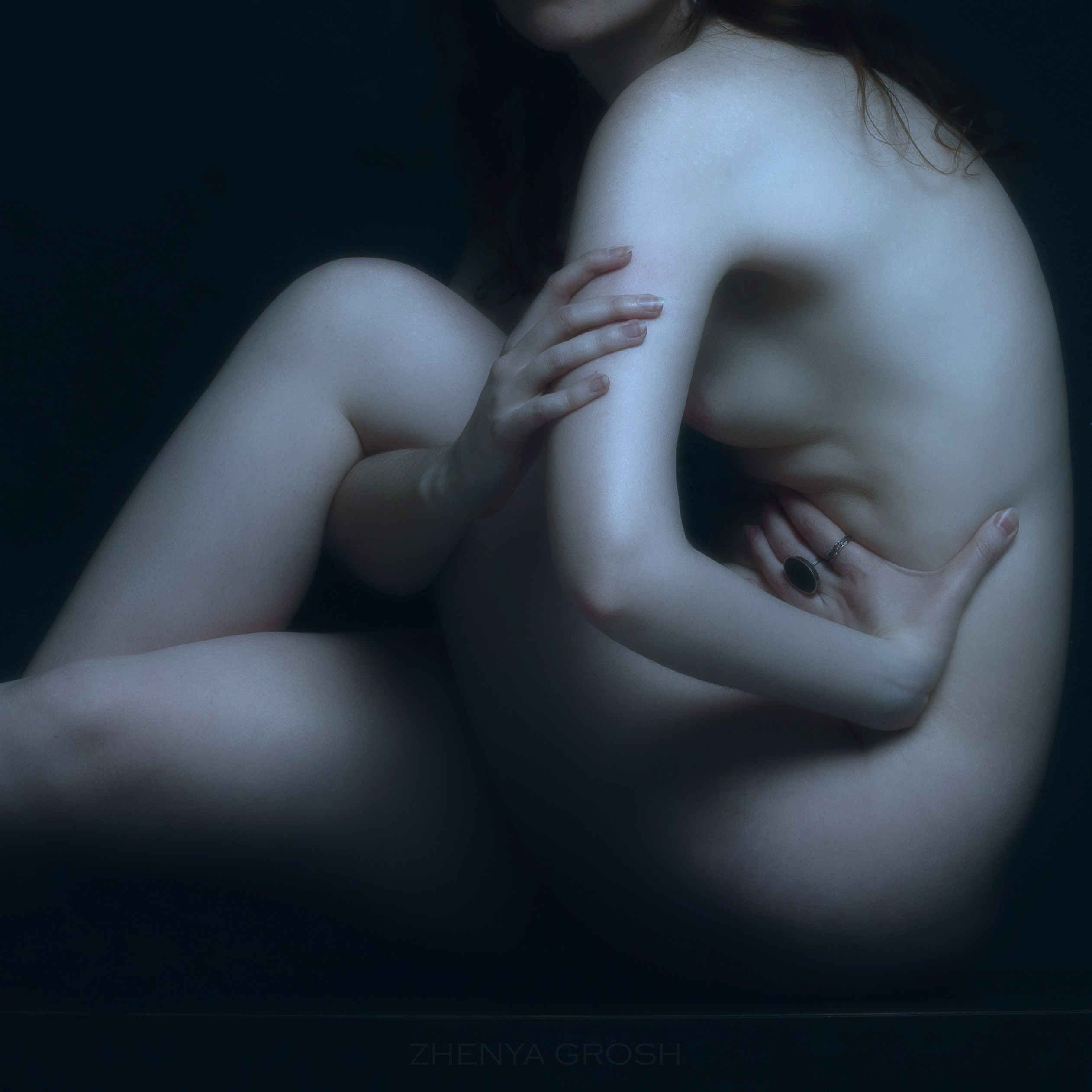 эротическая фотосессия, девушка в мягком свете на столе 