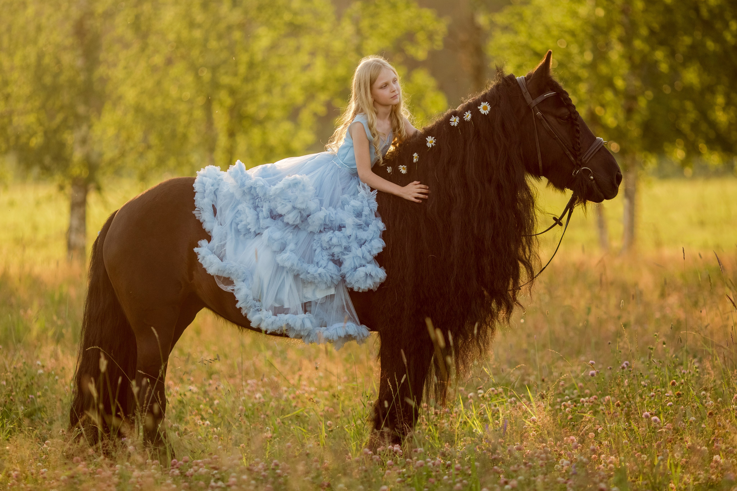 Детская фотосессия с пони и цветами