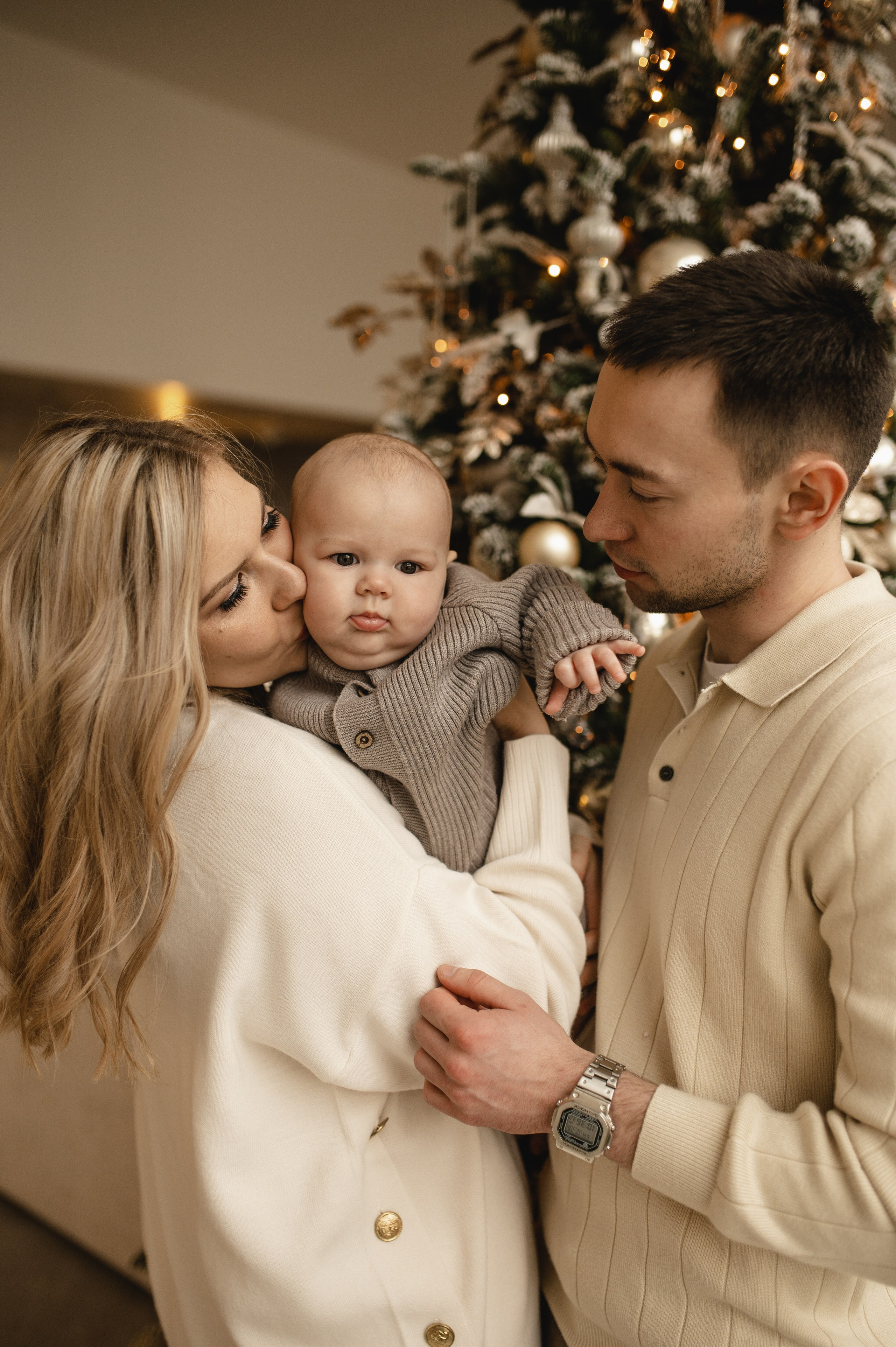 Новогодняя фотосессия в студии с малышом 6 месяцев в Бутово. Семейная фотосессия Бутово Москва фотограф Алина Морщагина