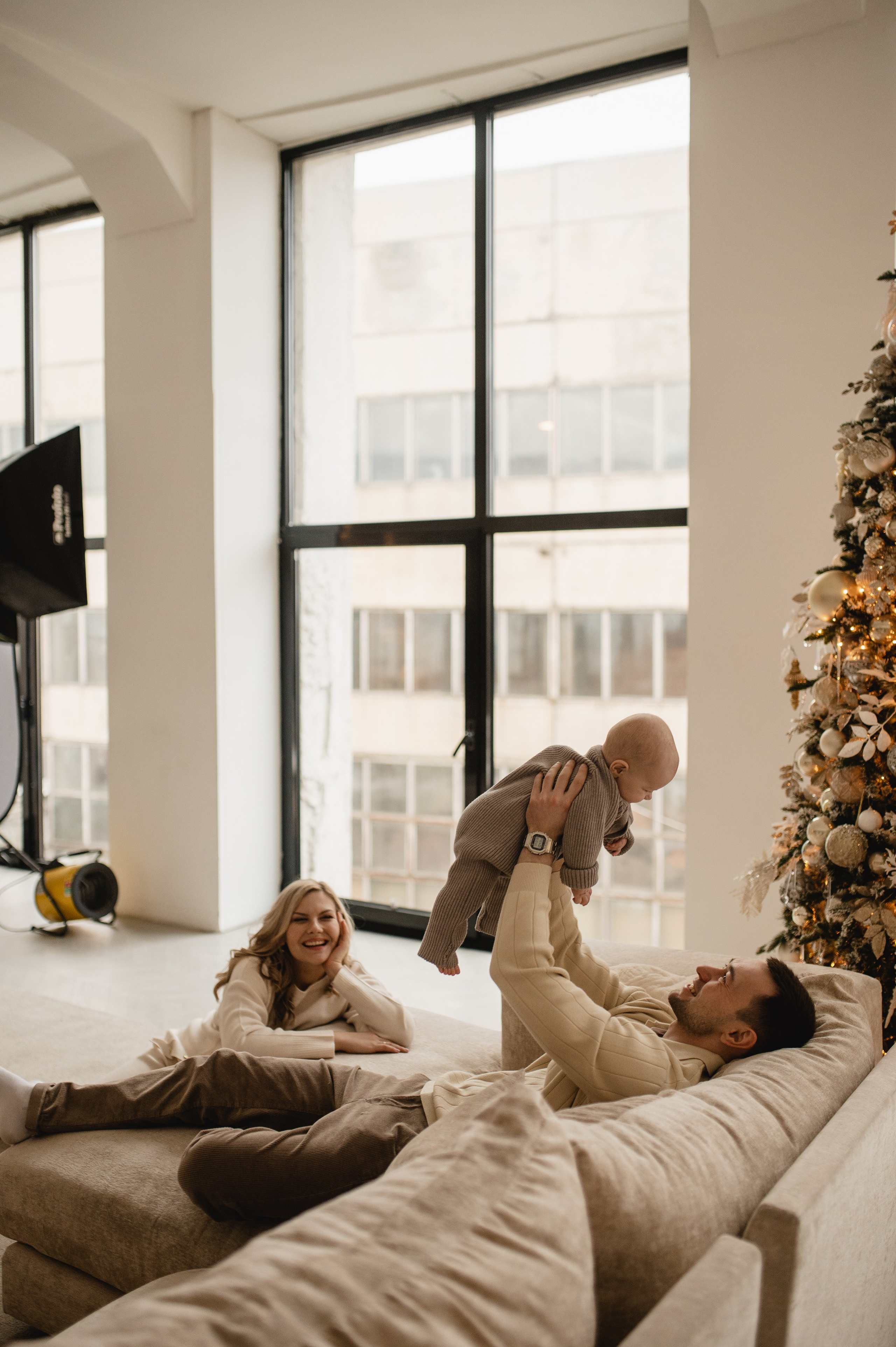 Новогодняя фотосессия в студии с малышом 6 месяцев в Бутово. Семейная фотосессия Бутово Москва фотограф Алина Морщагина