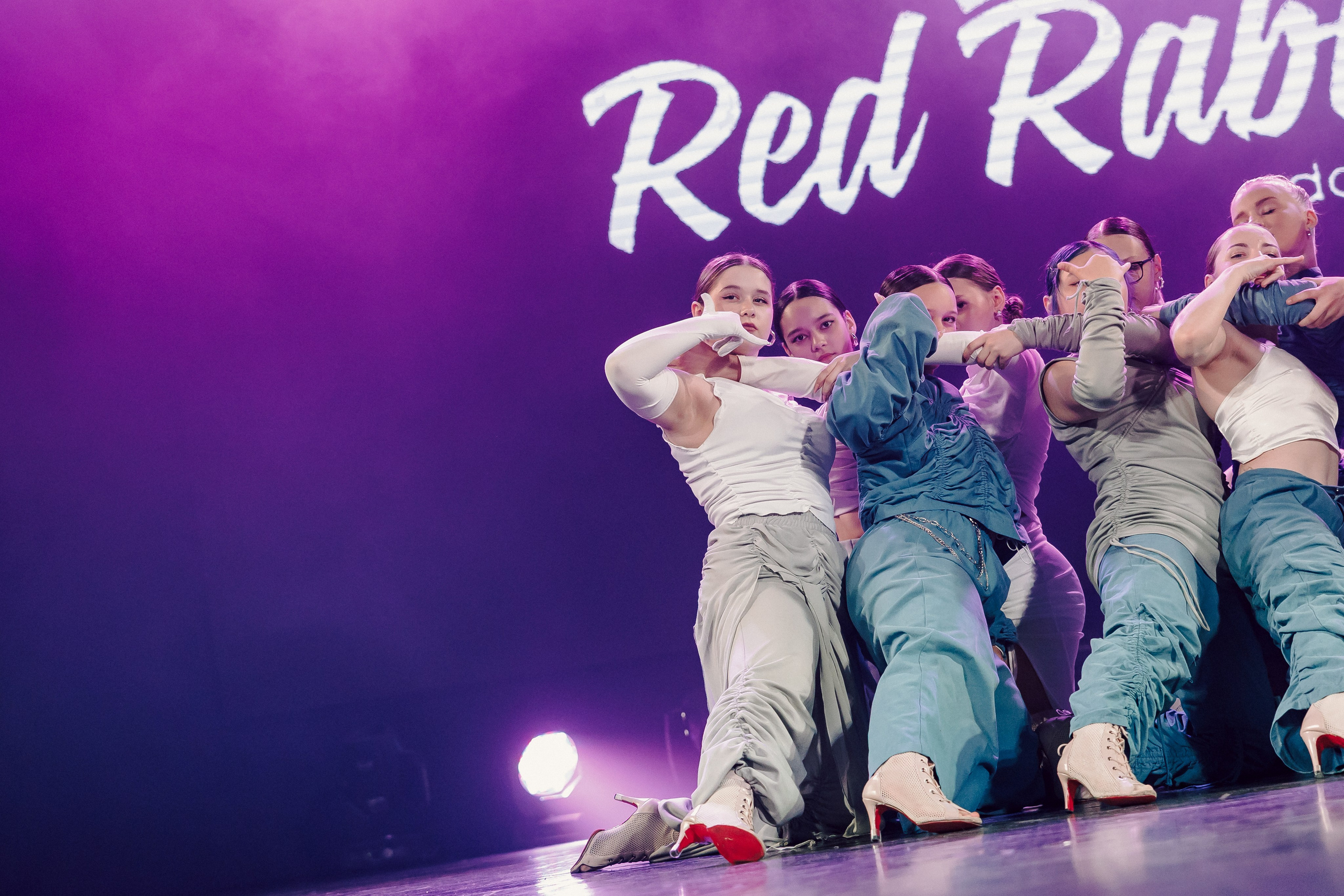 Отчётный концерт танцевальной школы «Red Rabbits» 2025. Лёшка Варзегов — фотограф