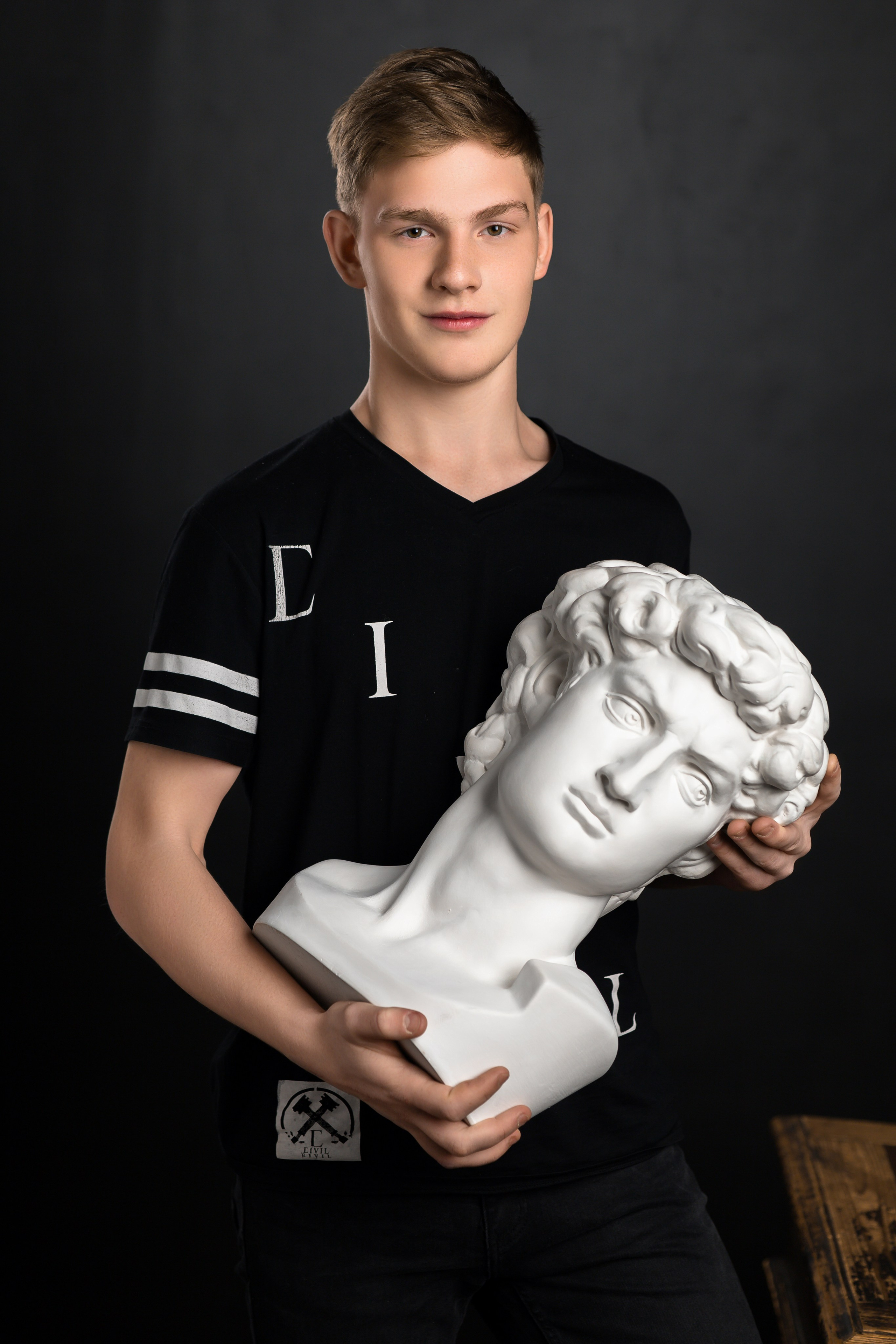 Мрачненько, тёмненько. Выпускные альбомы Саратов Энгельс фотограф Титова Ирина