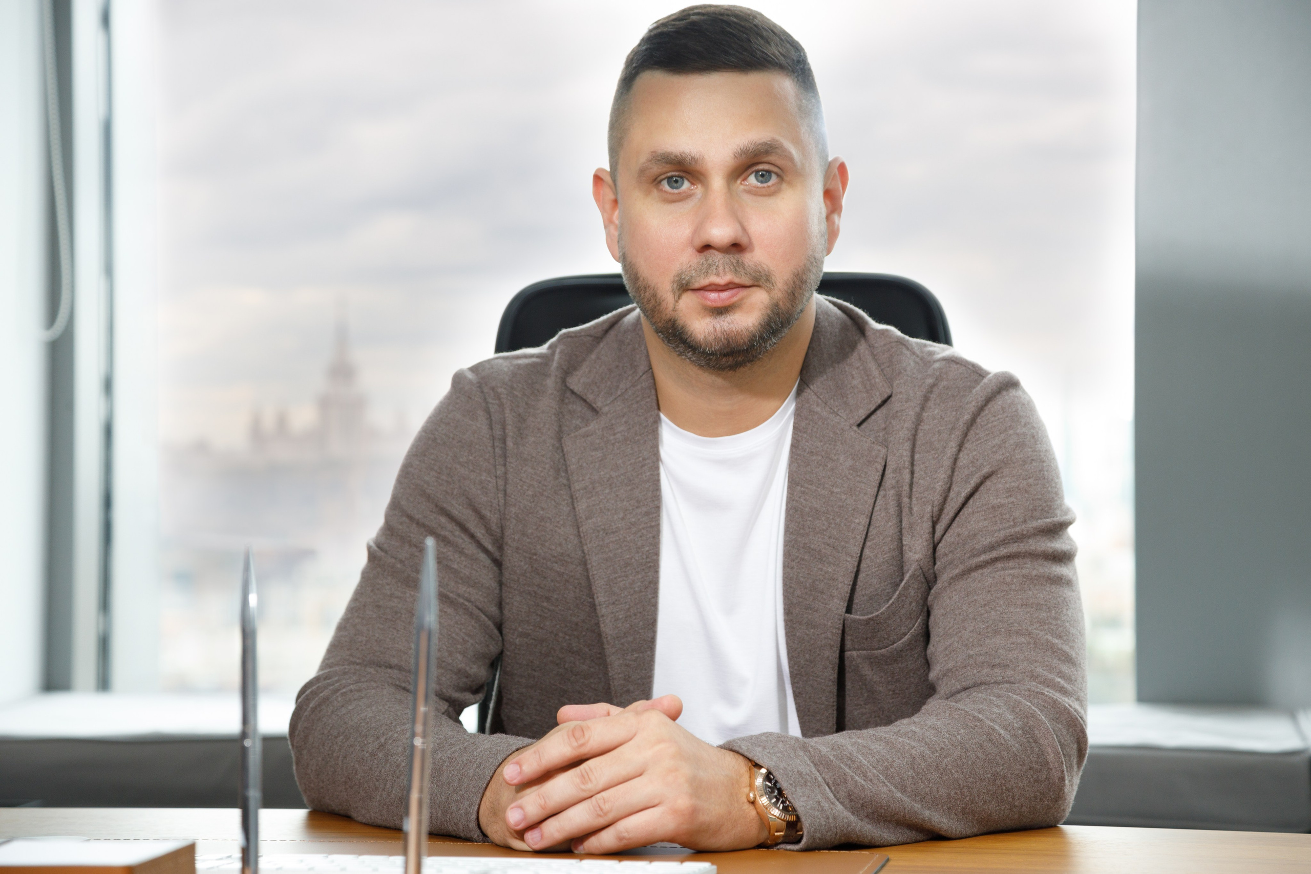 Деловой портрет в интерьере. Бизнес-портрет | Хедшот-фотограф | Студия делового портрета в Москве