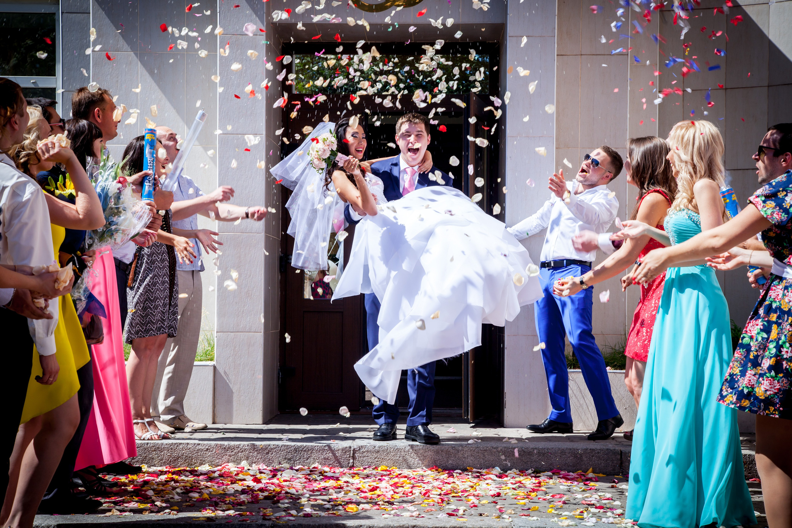 kogan.studio - жених выносит невесту на руках из загса