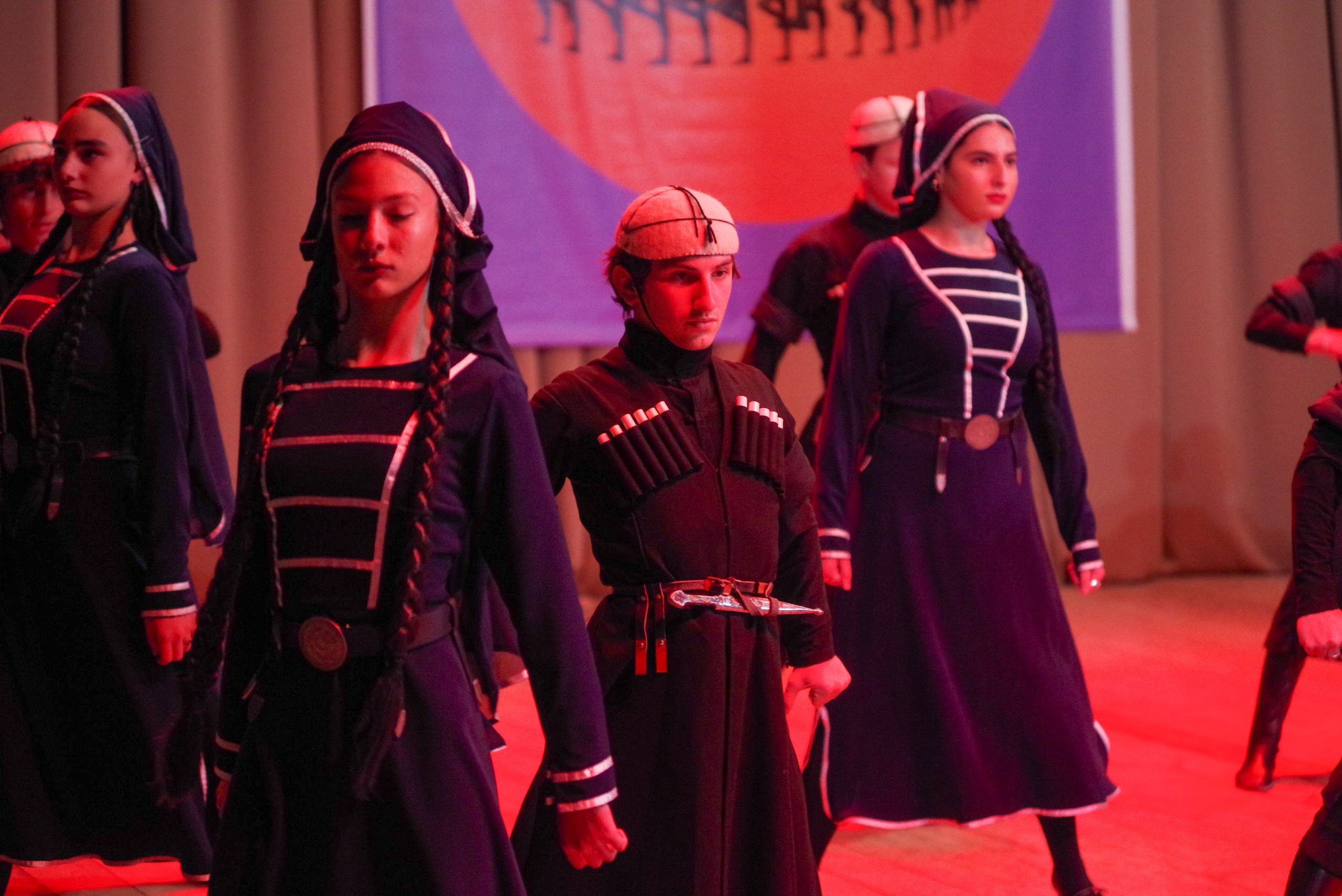 Грузинский танец. Портретный фотограф Денис Милютин