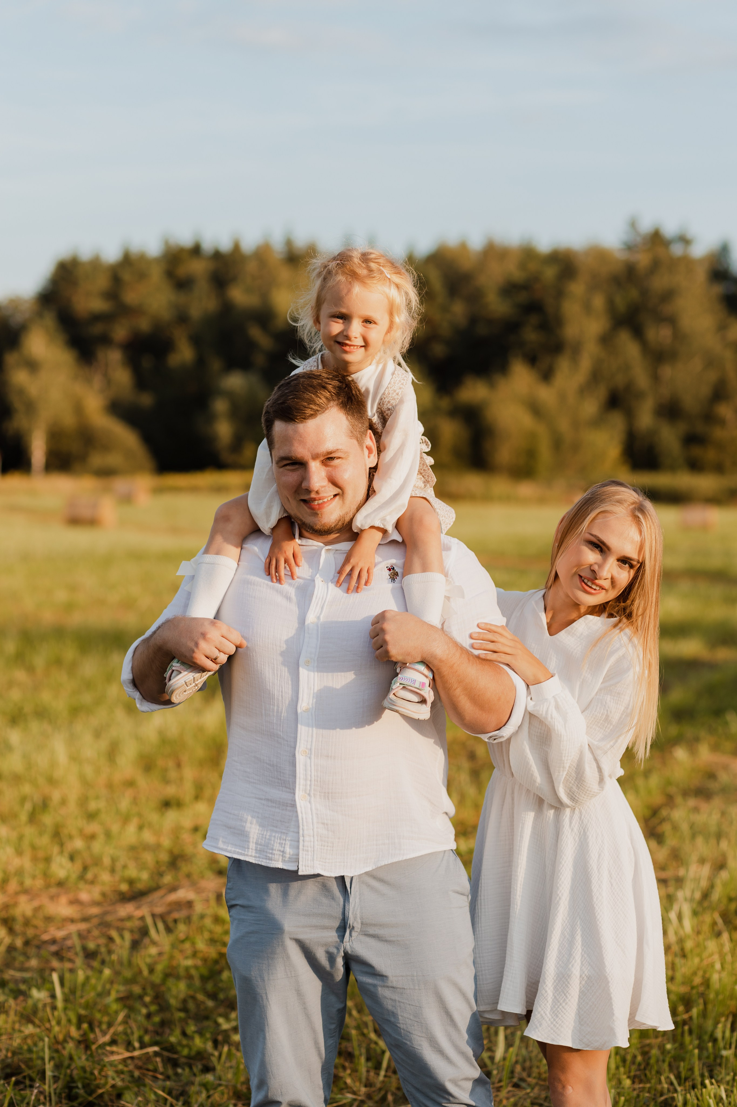 Семья Смирновых в поле с сеном. Семейный и детский фотограф в городе Подолск МО Крылова Ирина