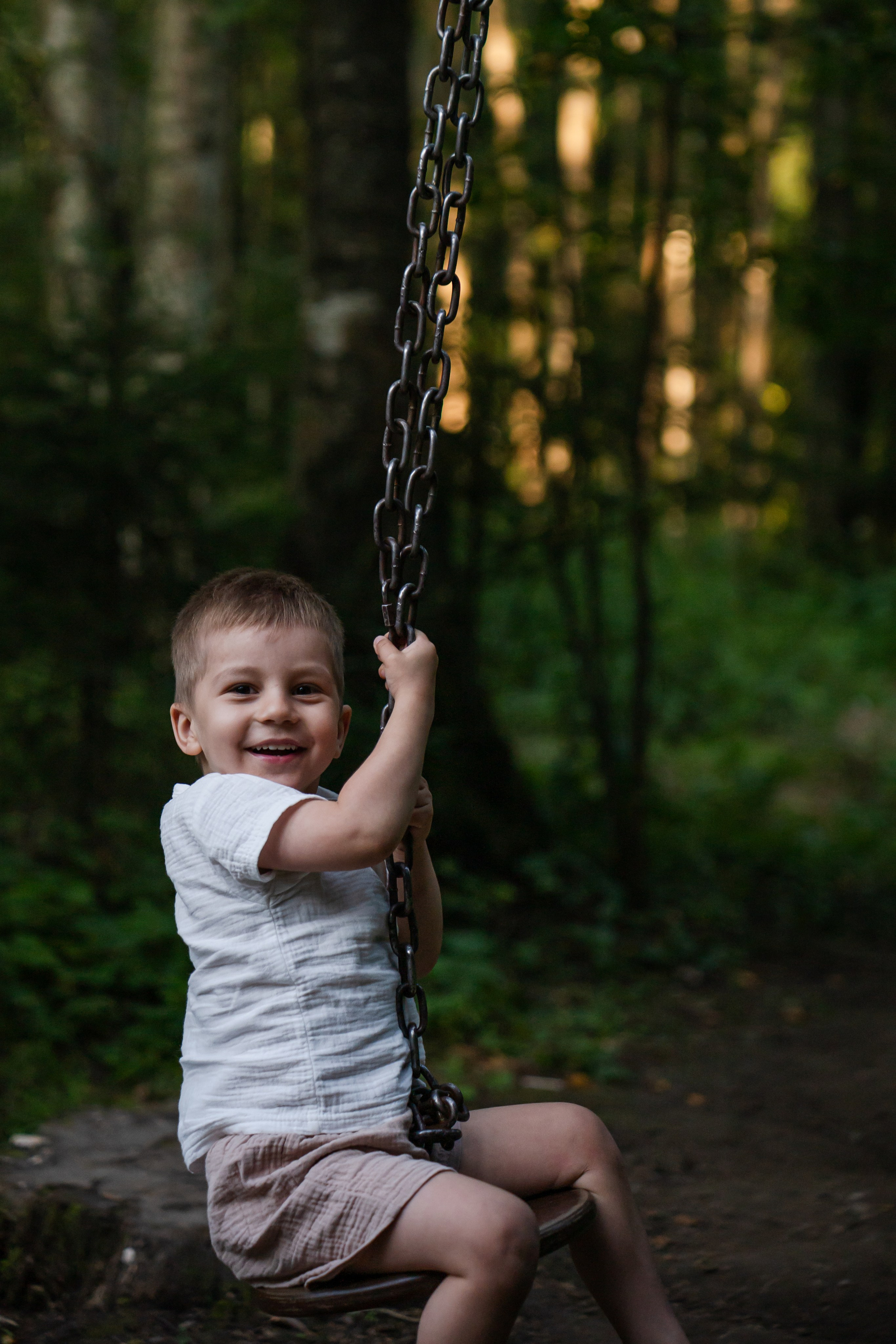 фотосессия ребенка и мамы в парке. теплая атмосферная фотосессия летом в парке. фотограф Людмила Строкова