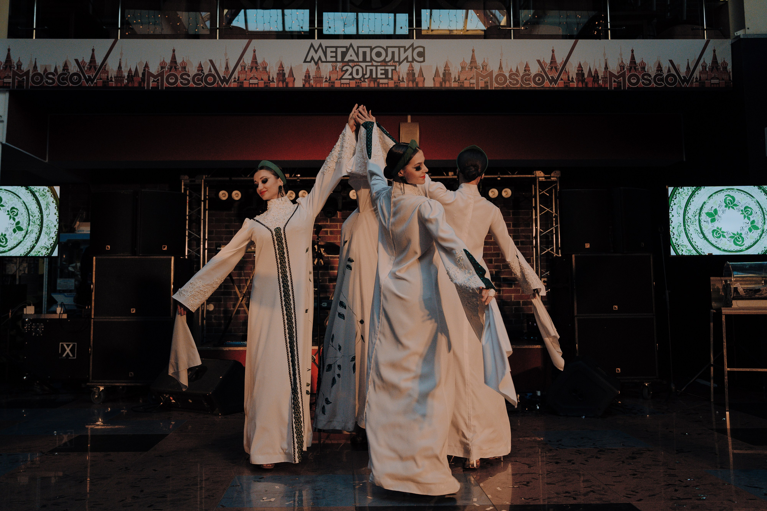 20 ЛЕТ МЕГАПОЛИС ЧЕЛЯБИНСК ХЕДЛАЙНЕР ЕЛКА. Репортажный фотограф Зуев Роман г. Челябинск