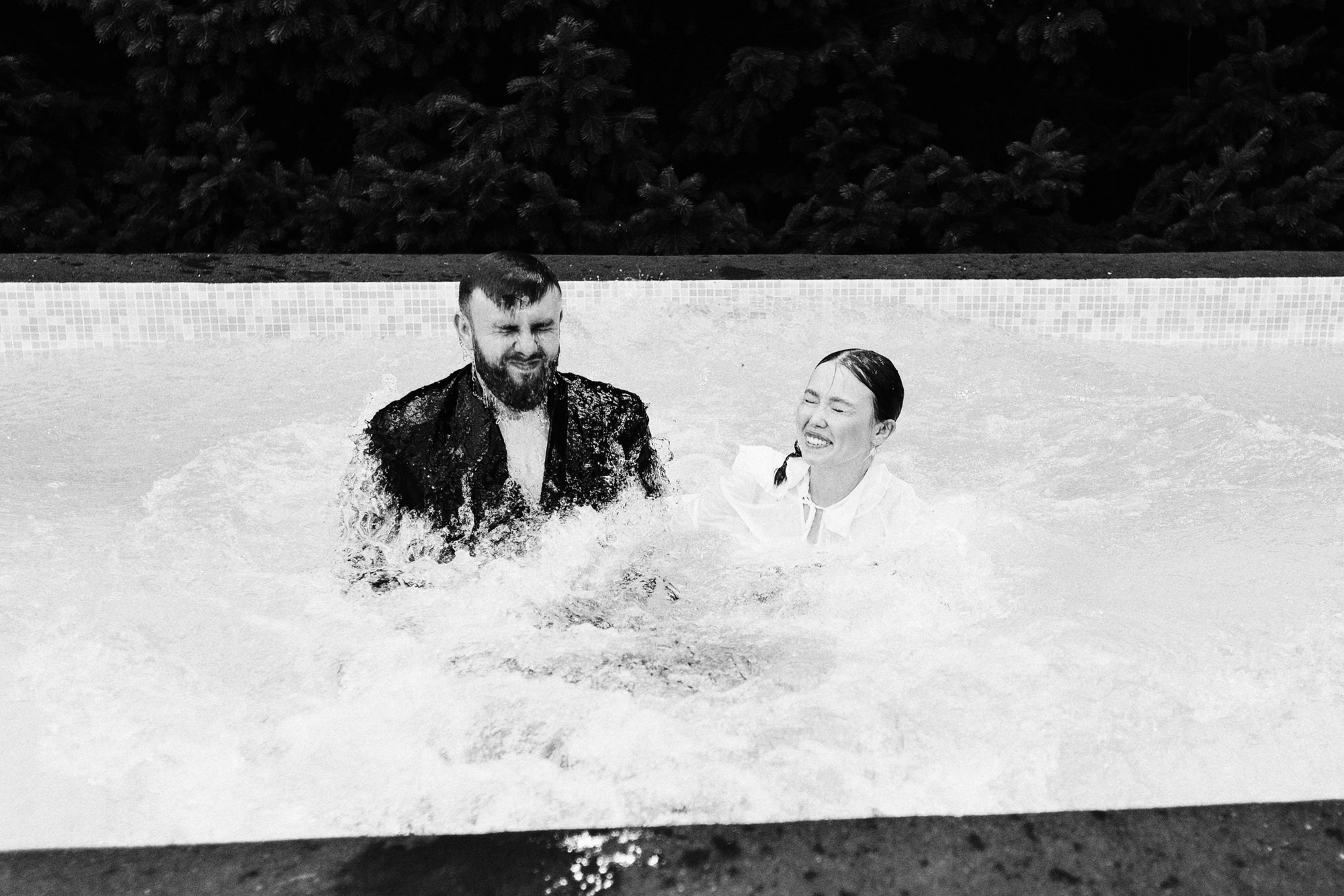 Свадебная лавстори фотосессия в яблоневом саду Тюмени — Идеи для веселой свадьбы. Портретный фотограф Тюмень Дарья Мустафина