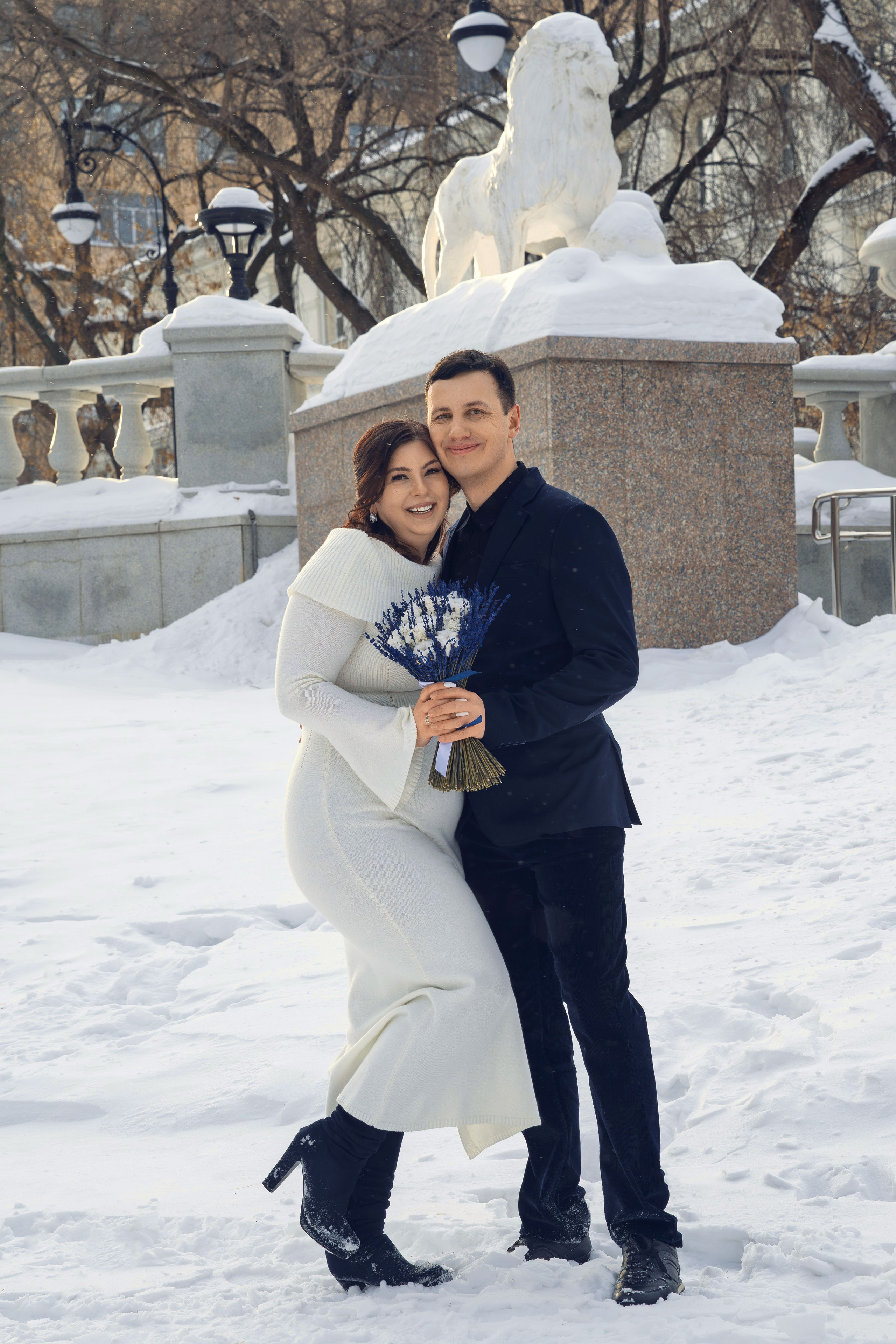 Жених и невеста обнимаются у ЗАГСа после регистрации. Невеста с букетом в руках во время церемонии в ЗАГСе. Обмен кольцами на регистрации брака в ЗАГСе. Первый поцелуй молодожёнов после регистрации в ЗАГСе. Подпись в книге регистрации брака крупным планом. Молодожёны держатся за руки в зале ЗАГСа. Выход молодожёнов из ЗАГСа под аплодисменты гостей. Свадебный портрет невесты в белом платье с букетом. Портрет жениха в костюме во время свадебной фотосессии. Совместный портрет молодожёнов на прогулке в парке. Невеста и жених идут по аллее, держась за руки. Молодожёны целуются на фоне городских улиц во время прогулки. Свадебная фотосессия в парке: жених поправляет фату невесте. Невеста смеётся, жених обнимает её со спины. Крупный план: свадебные кольца на руках молодожёнов. Детали свадьбы: букет невесты крупным планом. Невеста и жених на фоне архитектуры города во время прогулки. Молодожёны на закате: романтичный кадр со светом в контровике. Свадебная фотосессия у воды: пара смотрит друг на друга. Гости поздравляют молодожёнов у ЗАГСа, живые эмоции.