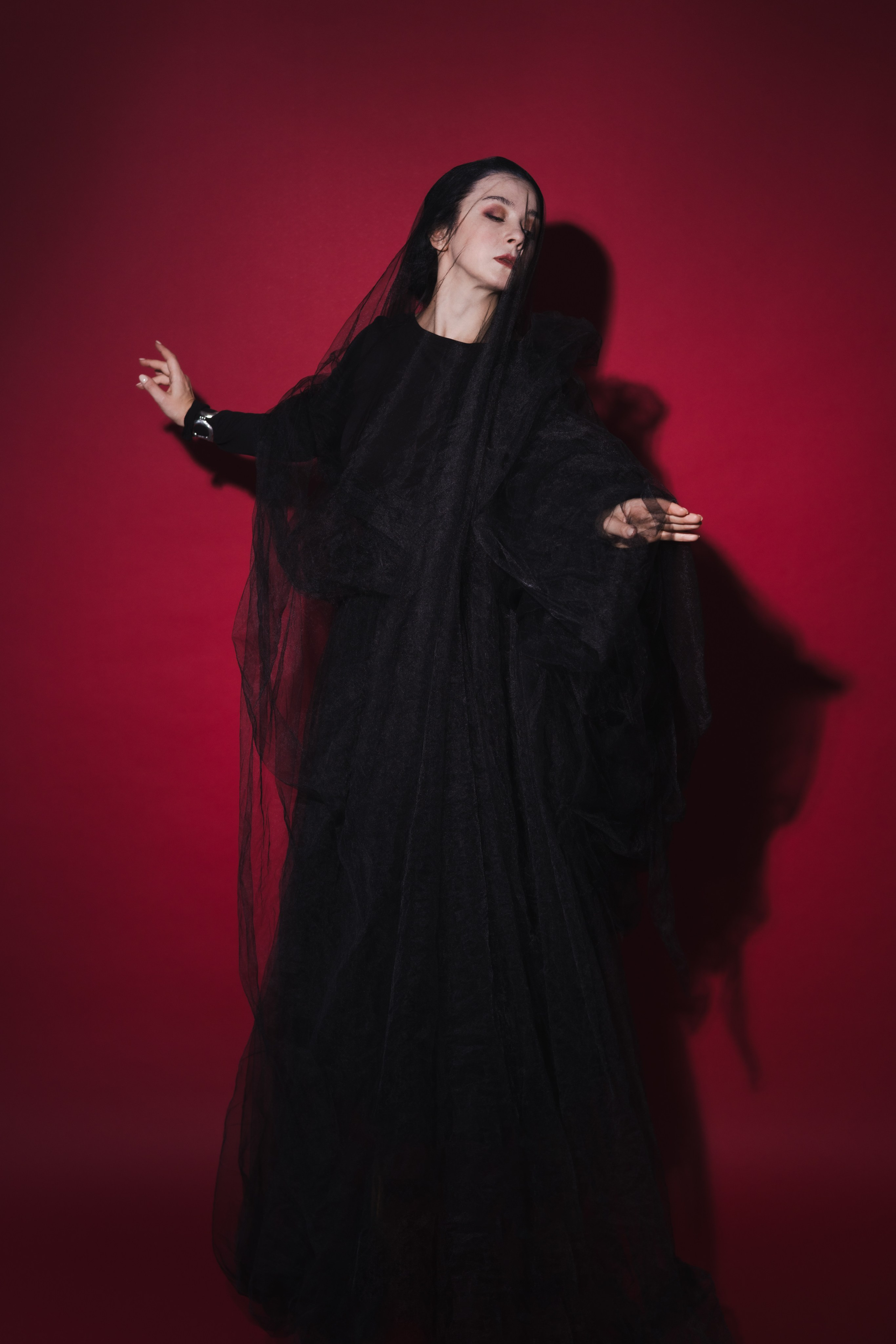 Нана Татишвили, девушка в черном платье на красном фоне
