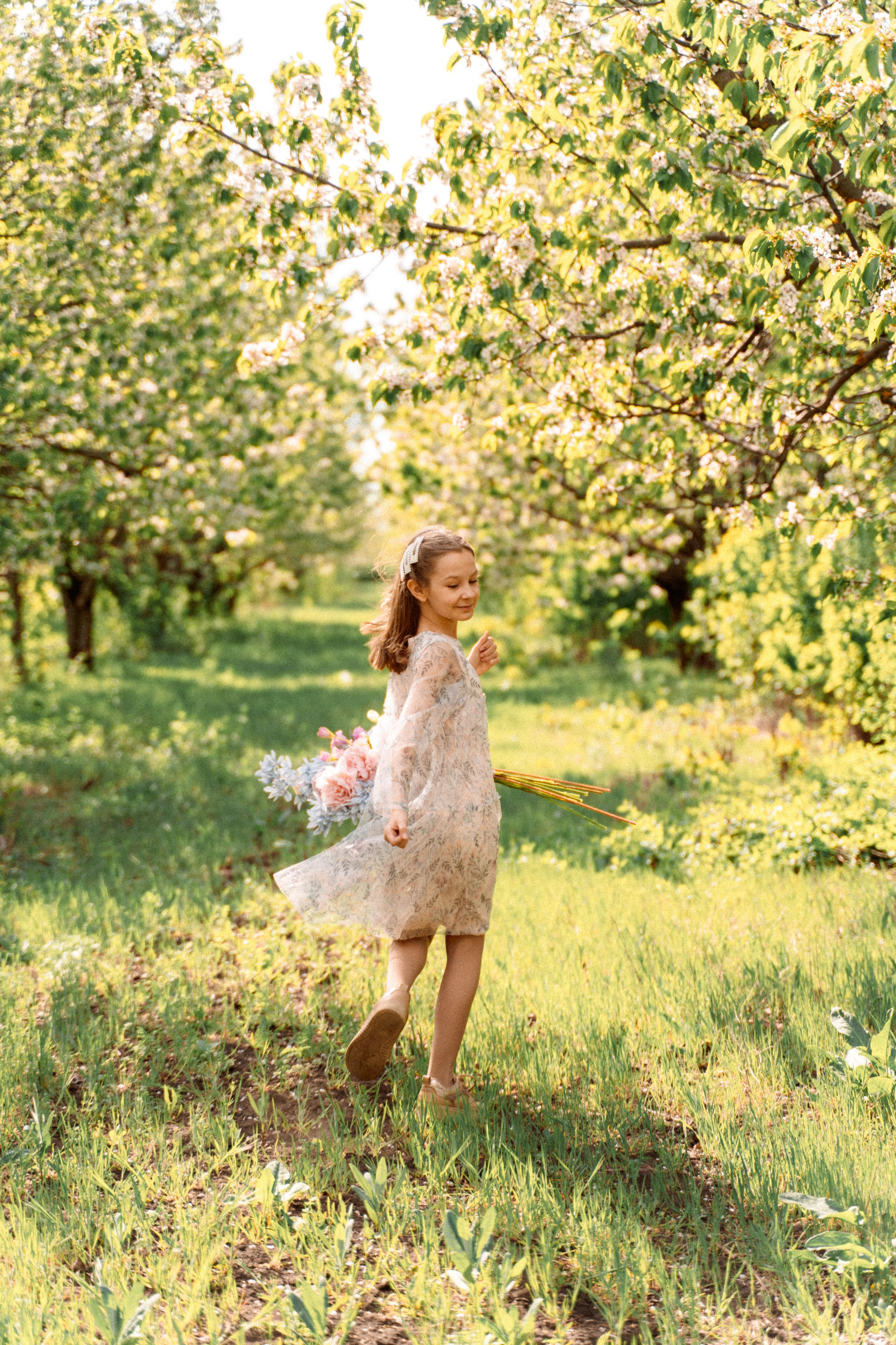 Сава и Ася в цветущем саду. Семейный фотограф Новочеркасск