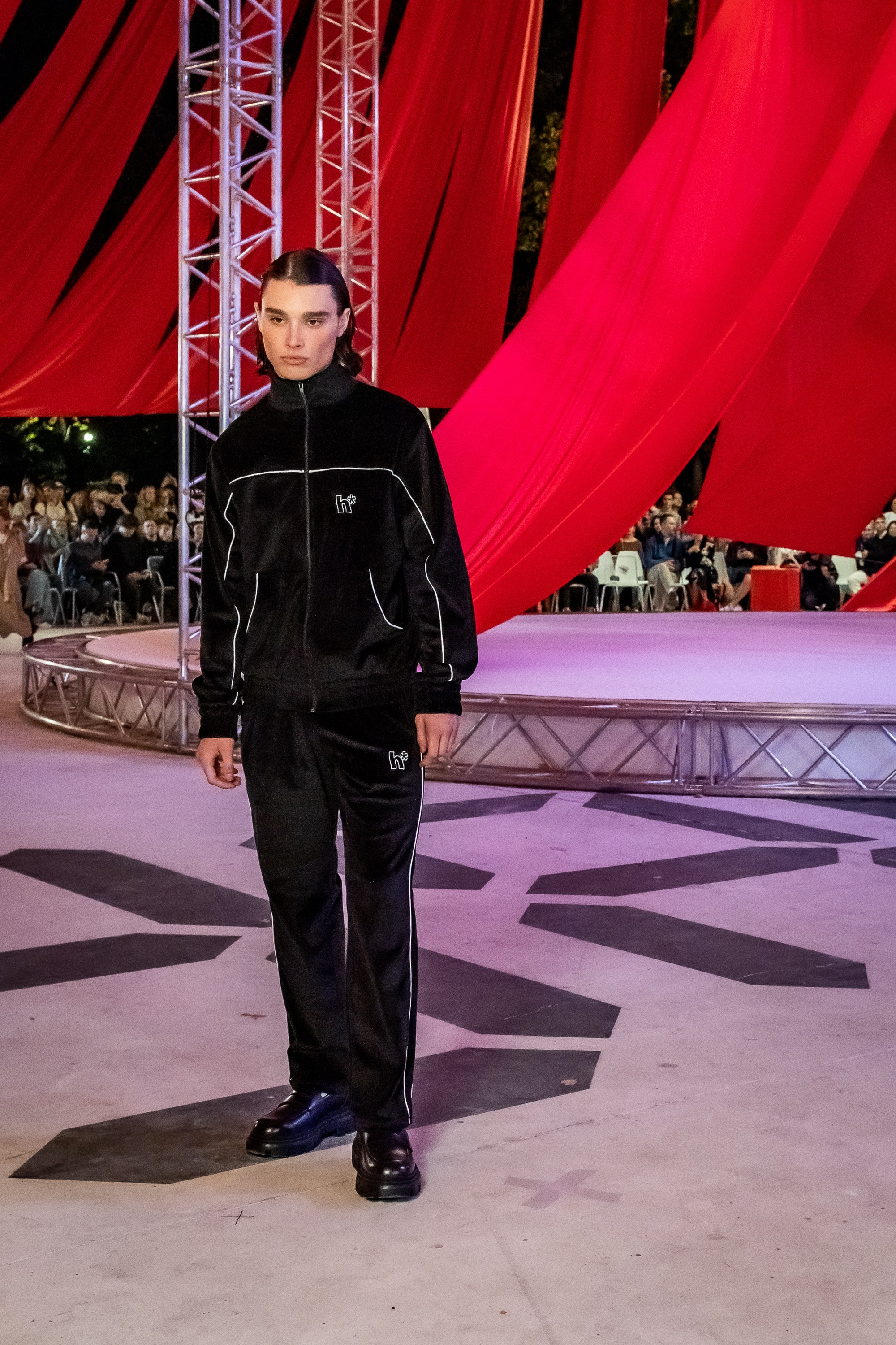 Показ Яндекс-маркет 04.09.2024. Фотосессии и репортаж — Фотограф в Москве — Рина Серёгина