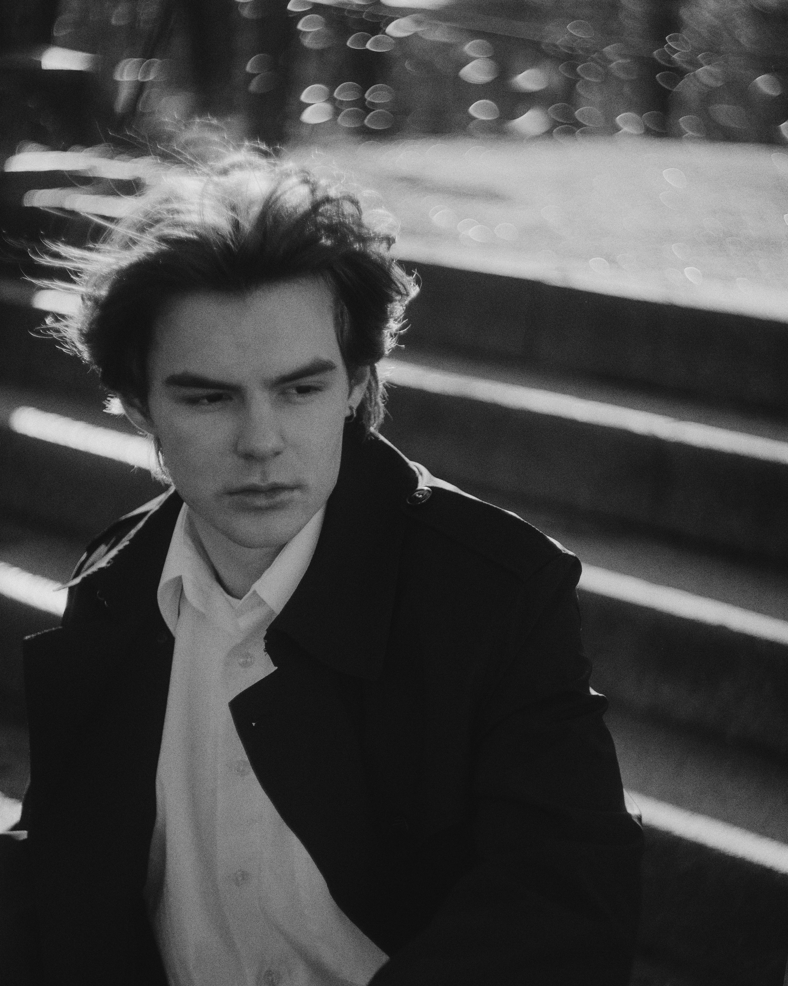 черно-белый мужской портрет, глубокий взгляд, мужчина в классическом костюме, контрастный свет, съемки в стиле нуар