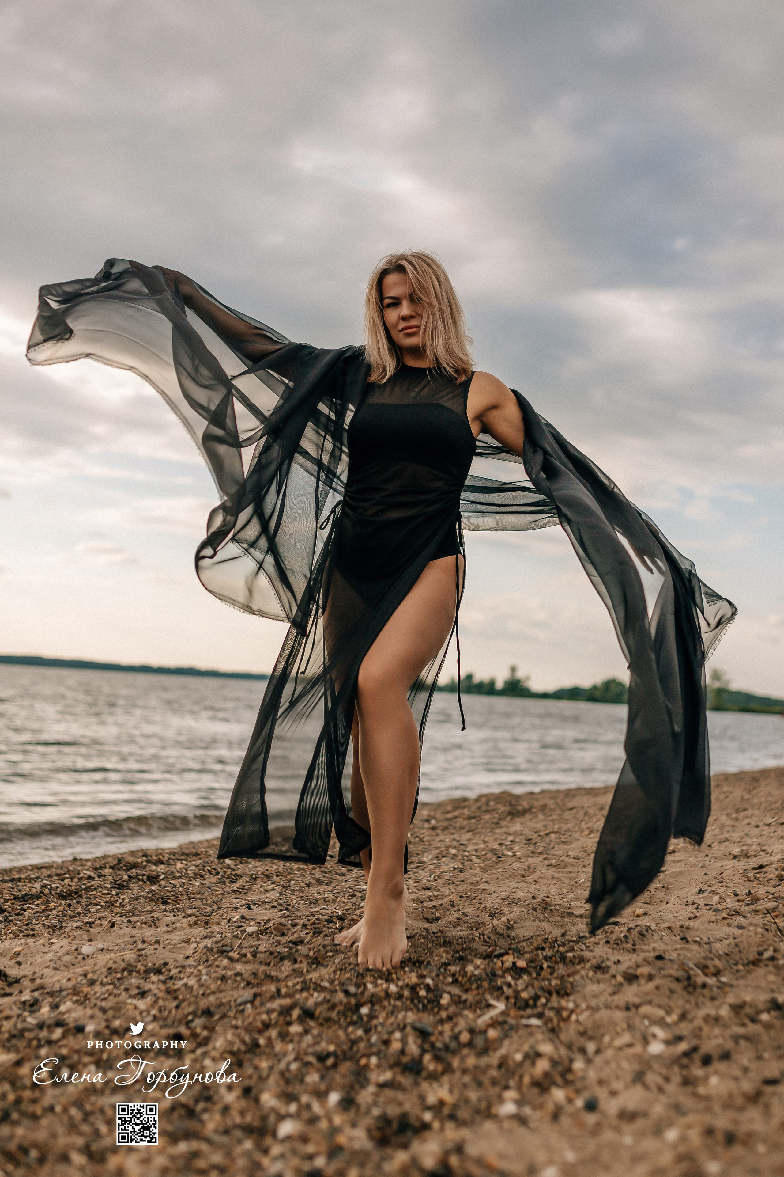 Черная серия с тканью. Набережная. Александра и Таисия. Июль 2025 г. Фотограф Пермь. Свадьбы. Семья и дети, школа, д. сад. Фотокниги