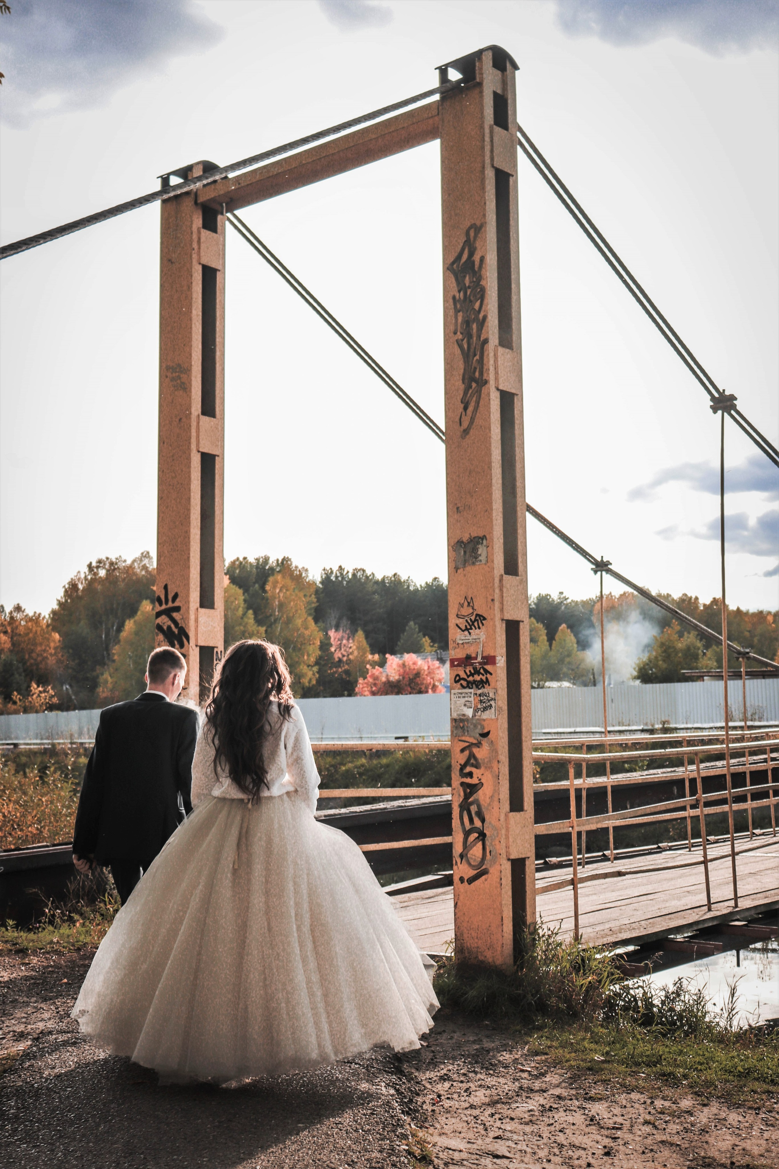 Свадебная прогулочная фотосессия на мосту в городе Томск и Северск