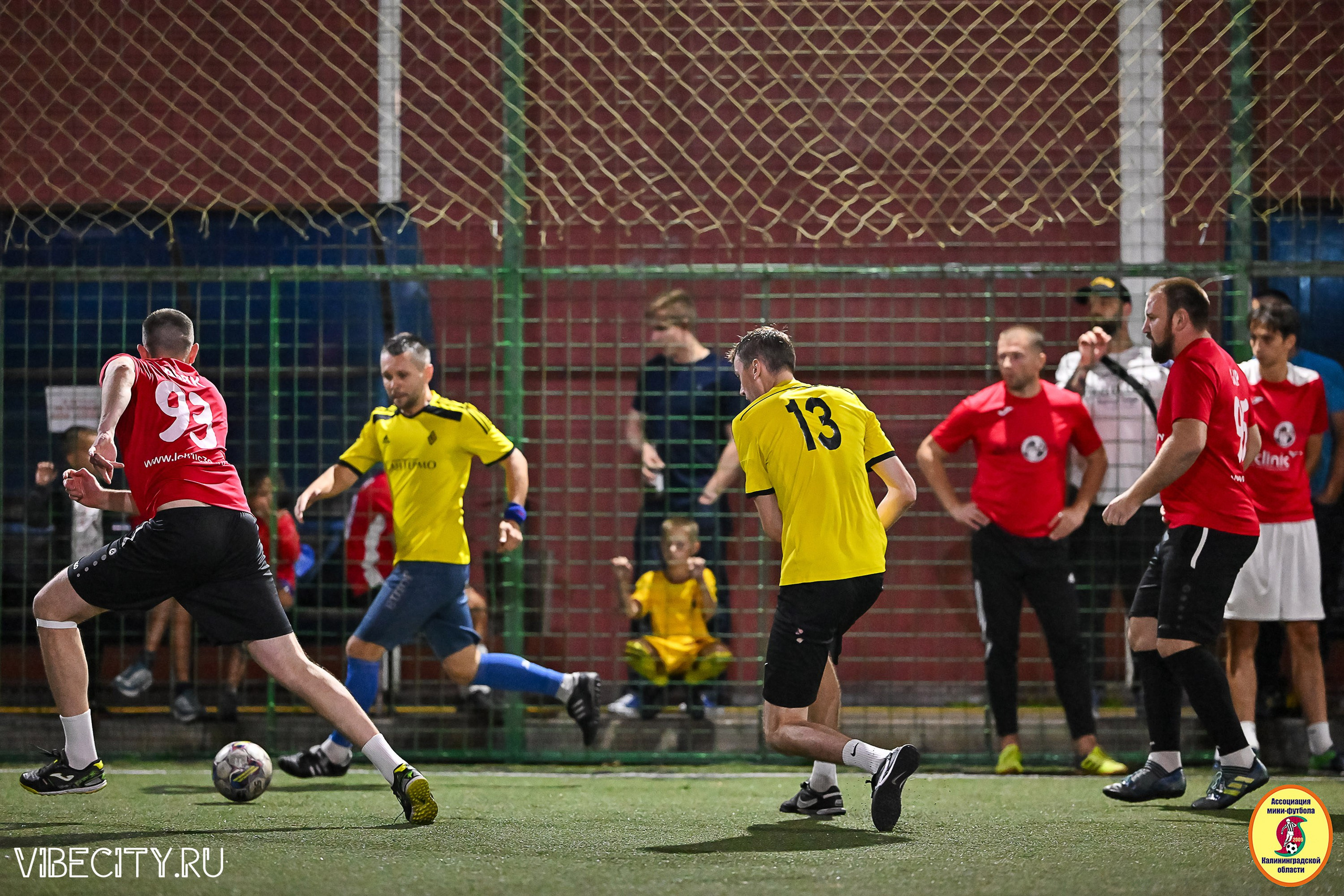 ФИНАЛЬНЫЕ ИГРЫ КУБКА МИНИ-ФУТБОЛЬНОЙ ЛИГИ И КУБКА КОРПОРАТИВНОЙ МФЛ 2025. VIBECITY.RU Вайб Сити Ру Фоторепортажи Фотоотчеты Калининград