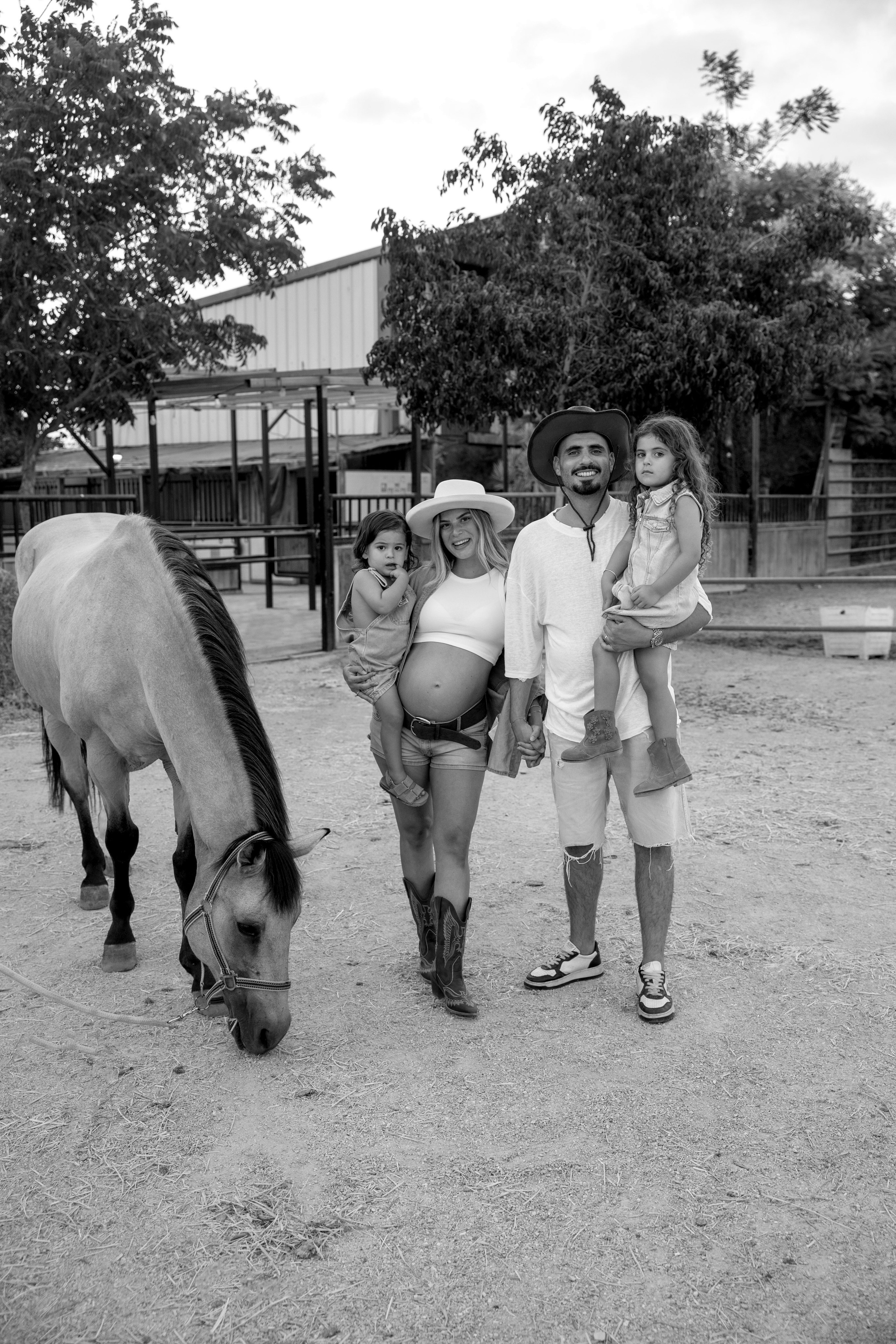 Pregnancy photoshoot at the horse farm. Главная