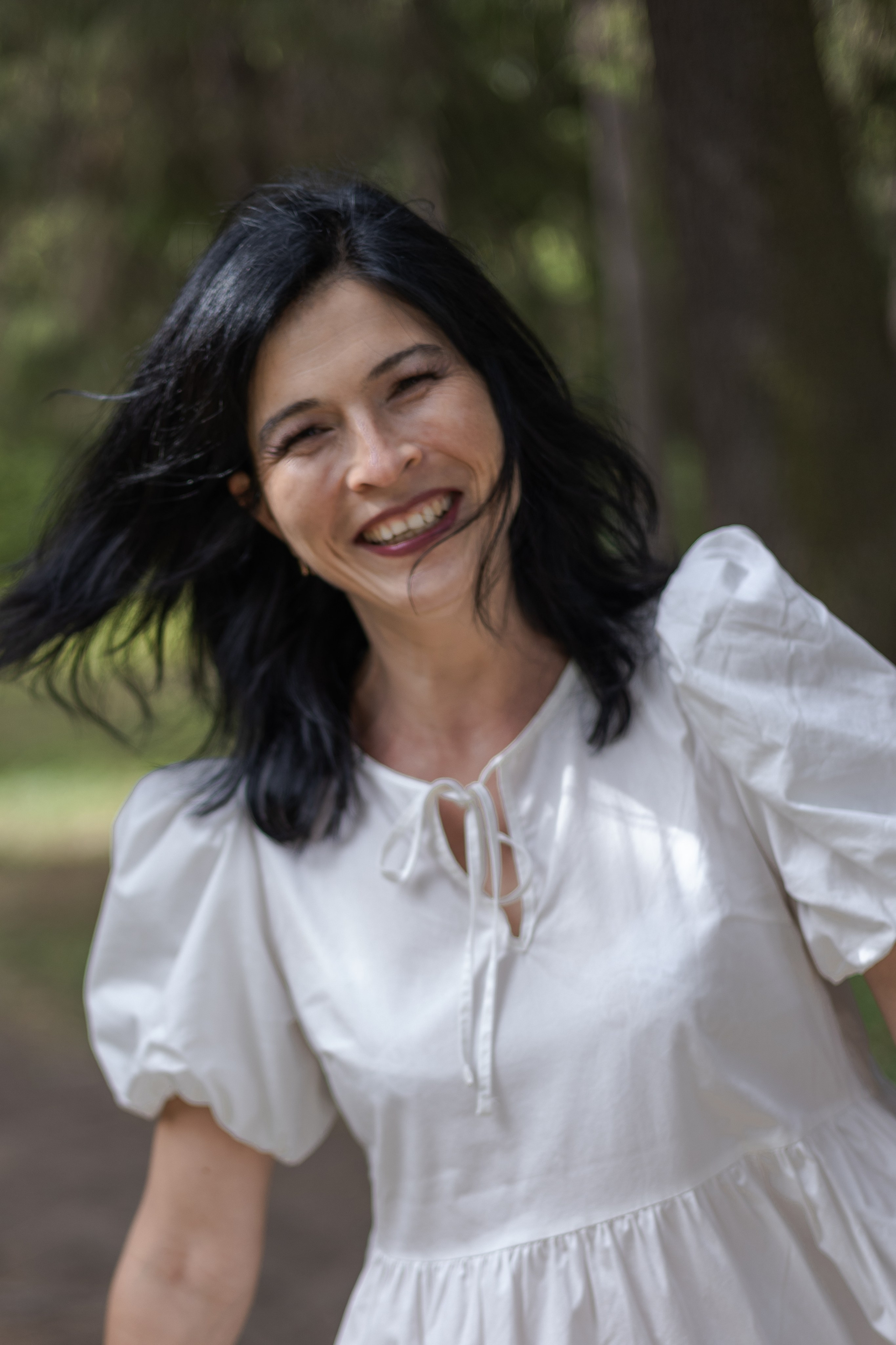 Девушка улыбается радуется