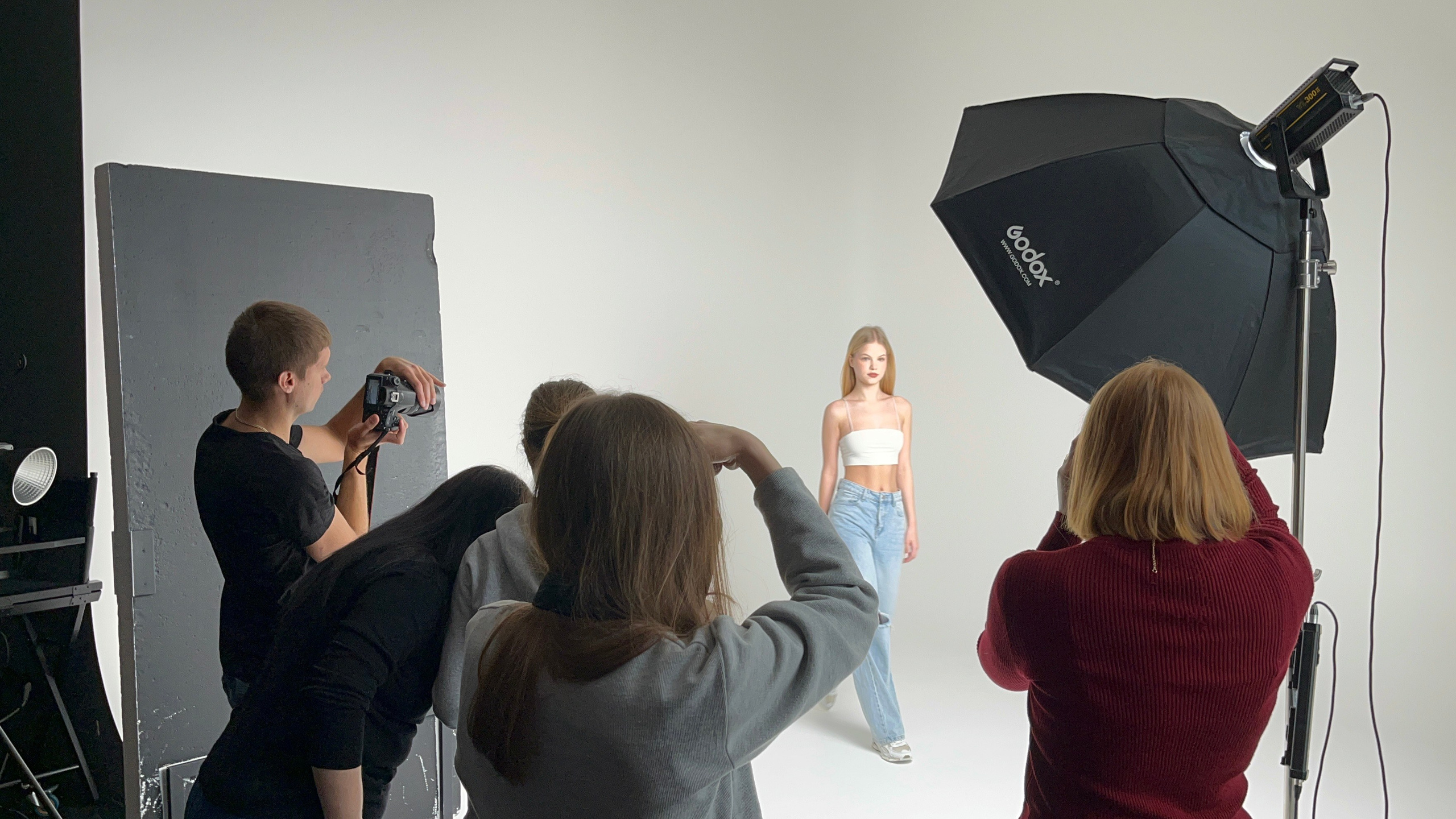 Фото бэкстейдж съёмок и занятий — как проходят наши уроки в Фотошколе Lectory 4.06. Фотошкола Екатеринбург Lectory 4.06
