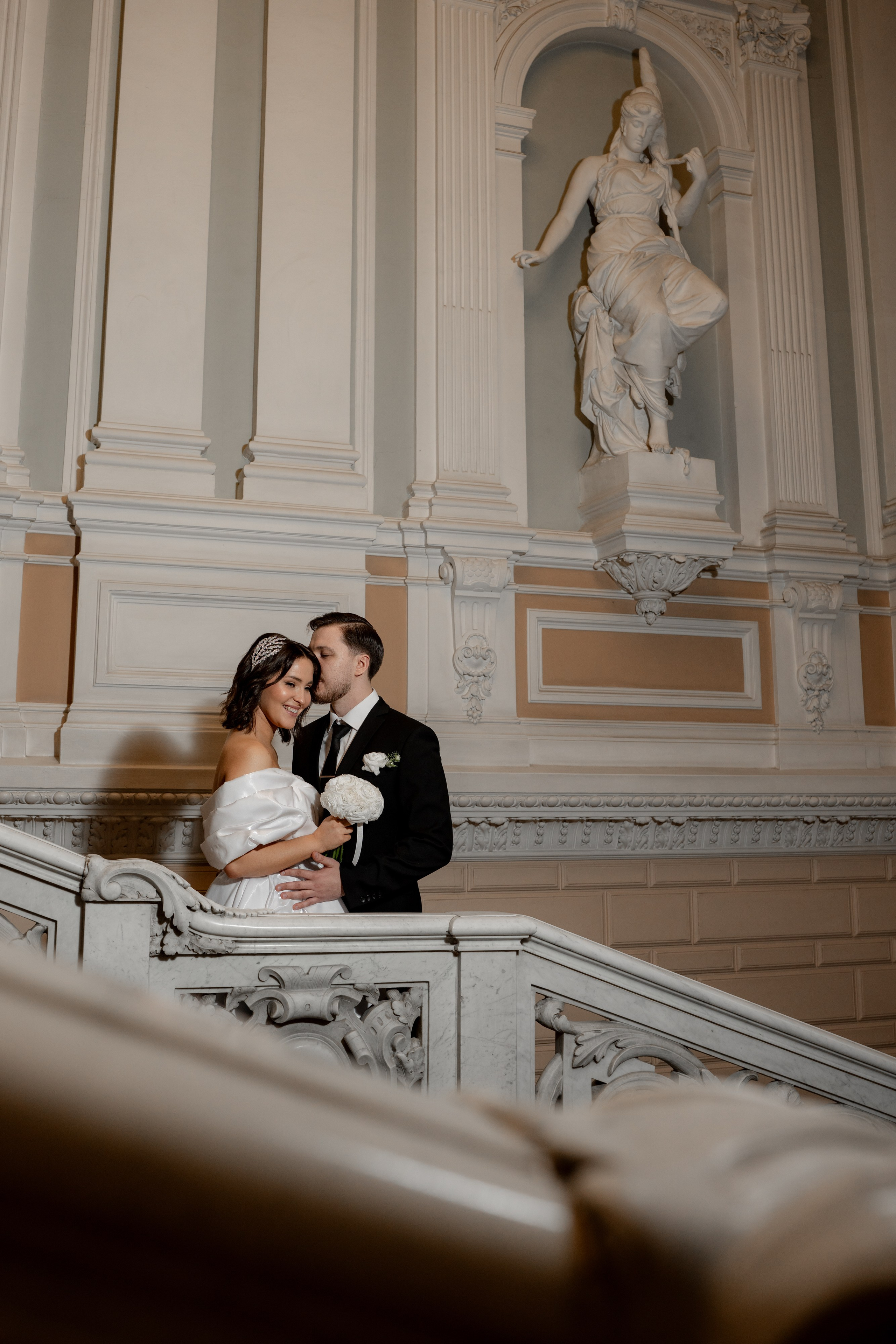 Свадебная фотосессия на Вокзале и рядом с Исаакиевским собором. Свадебный фотограф Александр Невский в Санкт-Петербурге