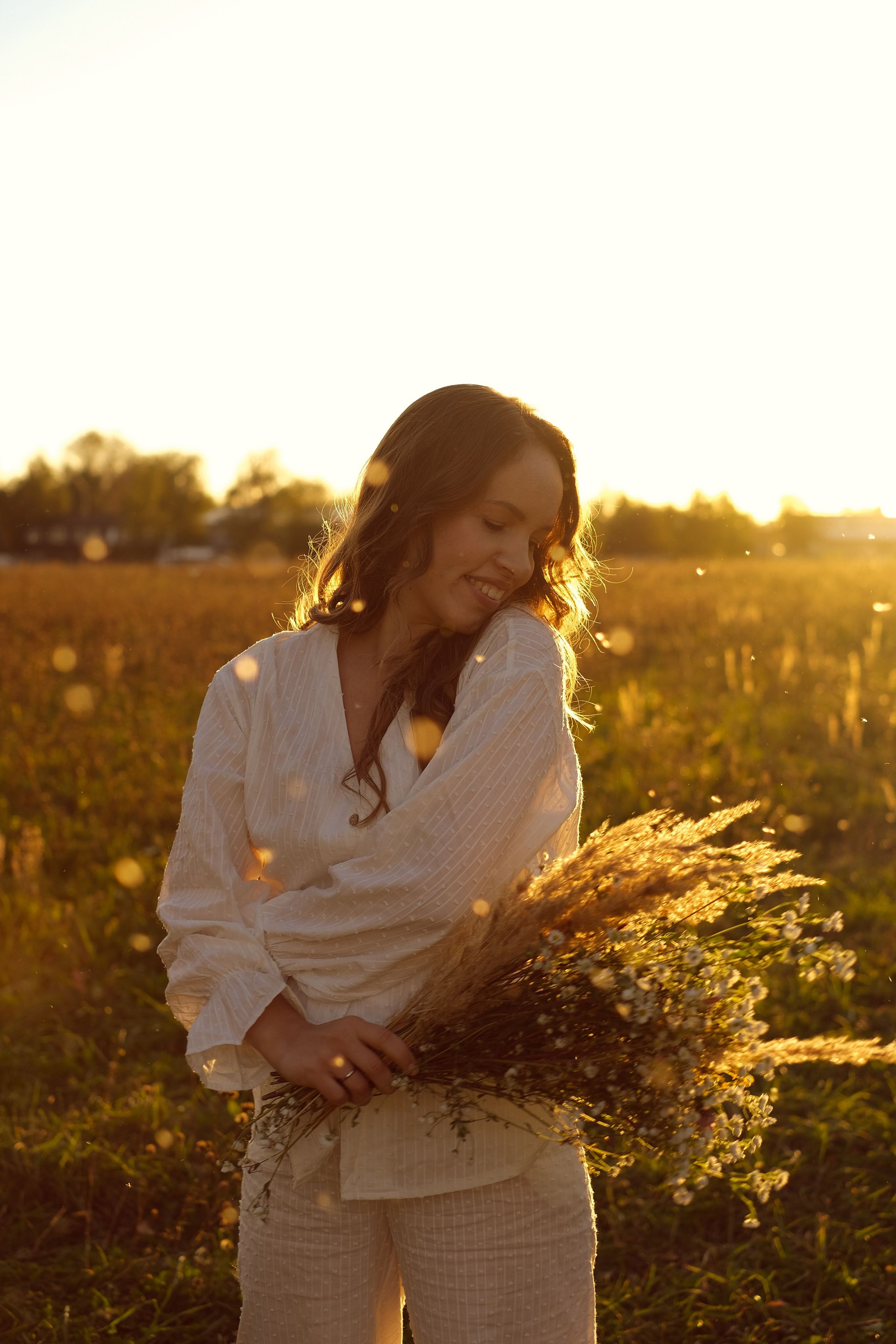 Беременная фотосессия в поле на закате