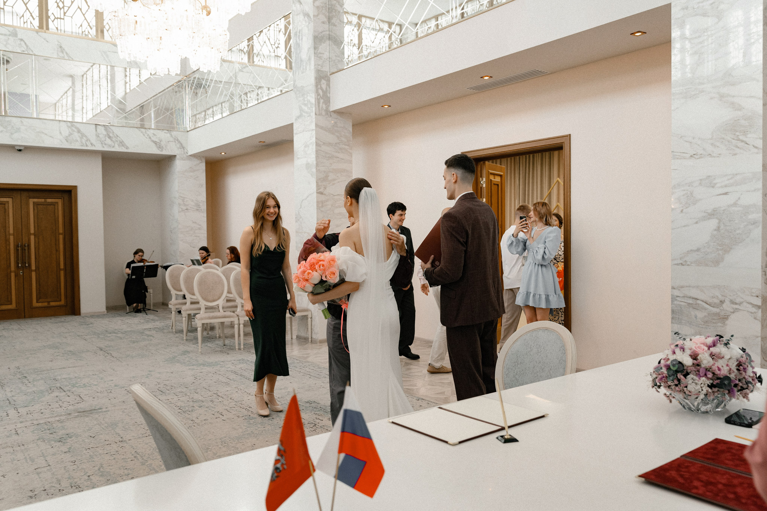 Свадебная фотосессия в Бутырском ЗАГС (Дворец Бракосочетания № 4) и прогулка в отеле Solux (Солюкс)